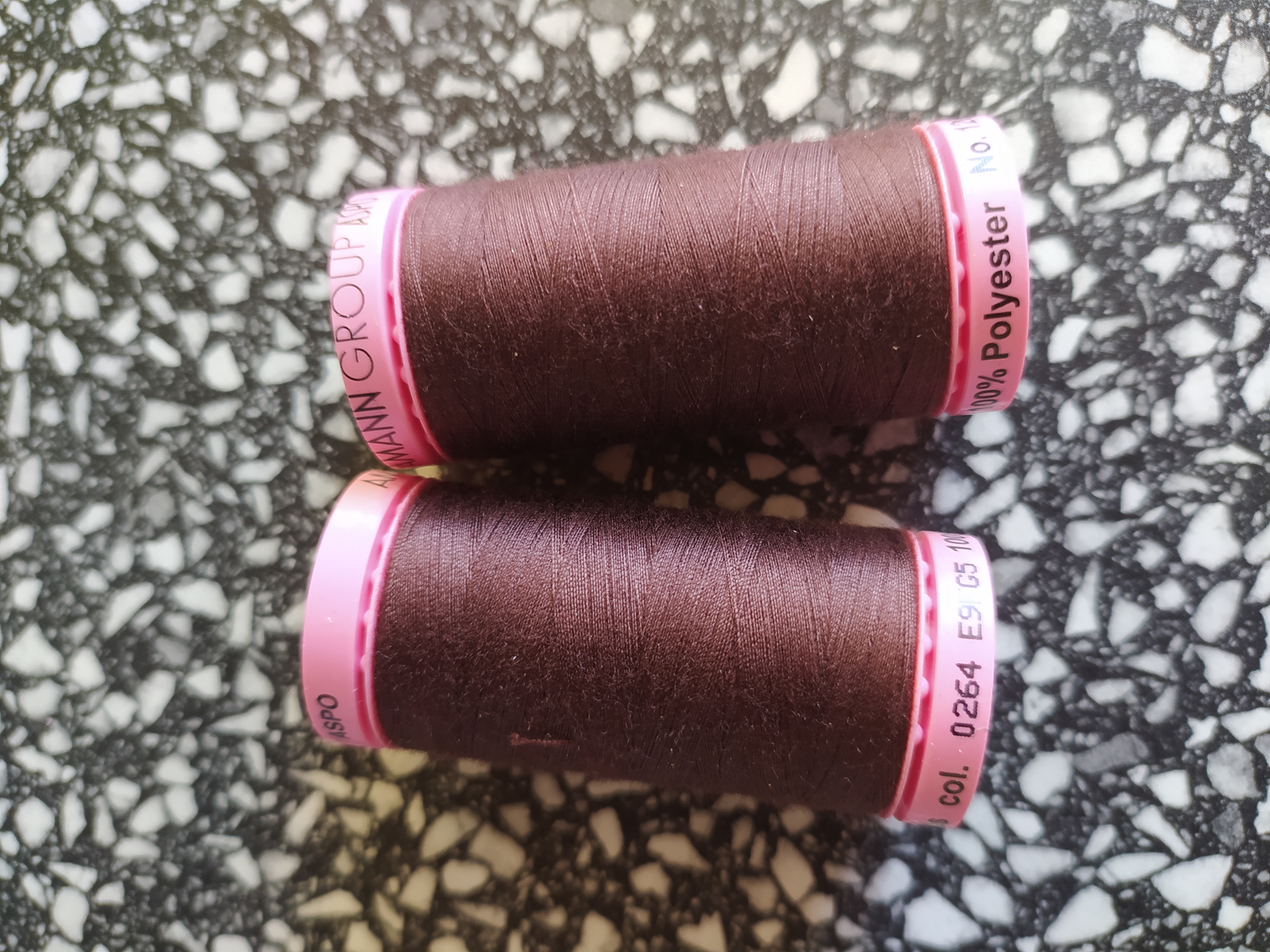 Nitě univerzální ASPO 500 m čokoládová 264