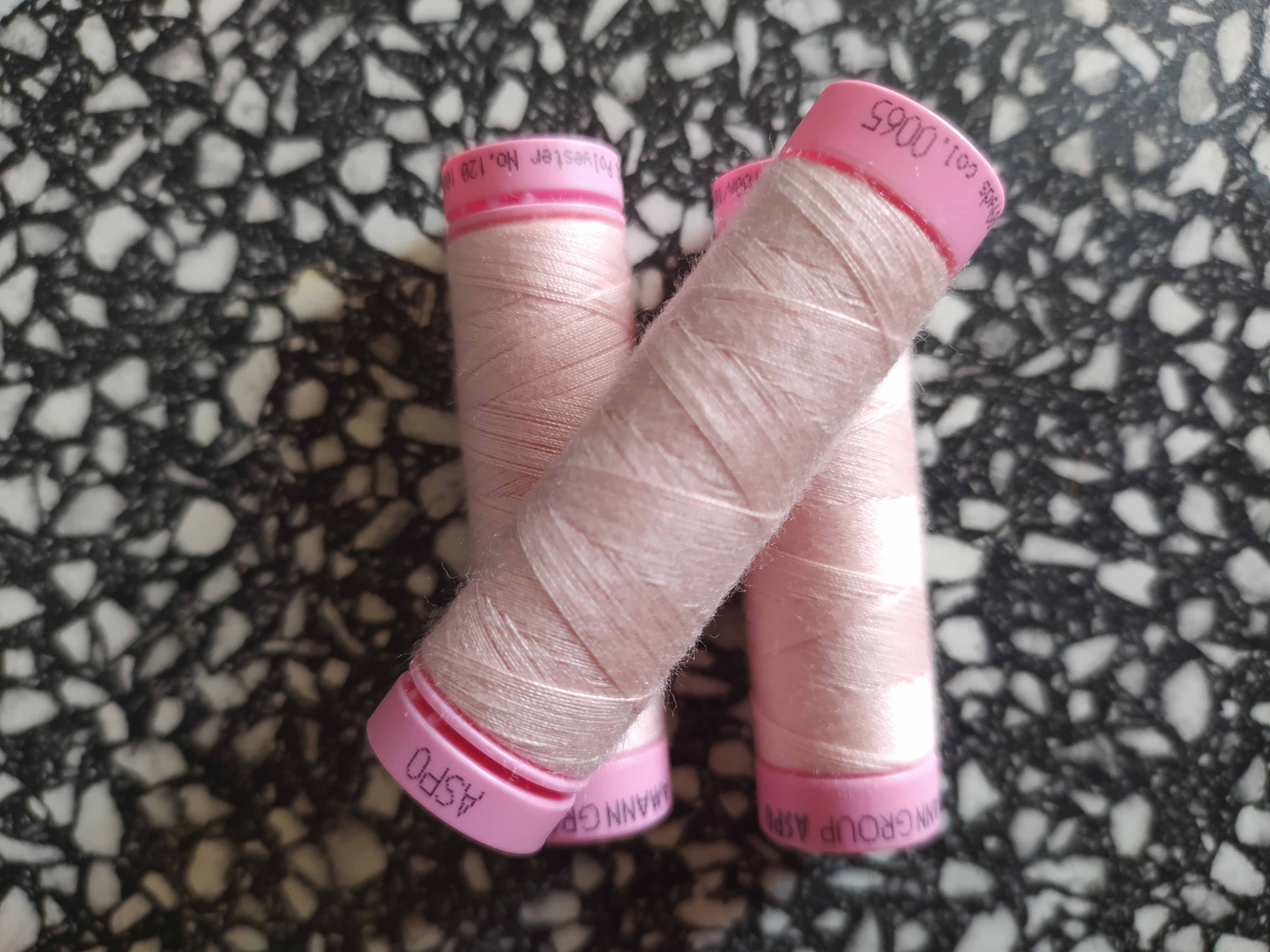 Nitě univerzální PES 100 m světle růžová II. 65