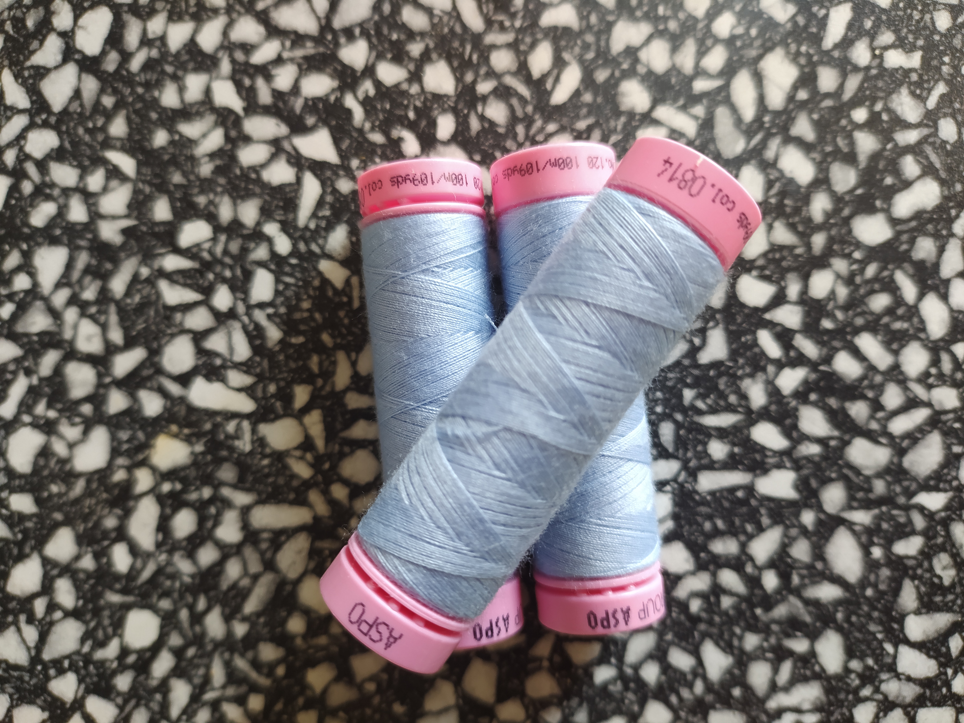 Nitě univerzální PES 100 m polosvětlá modrá 814