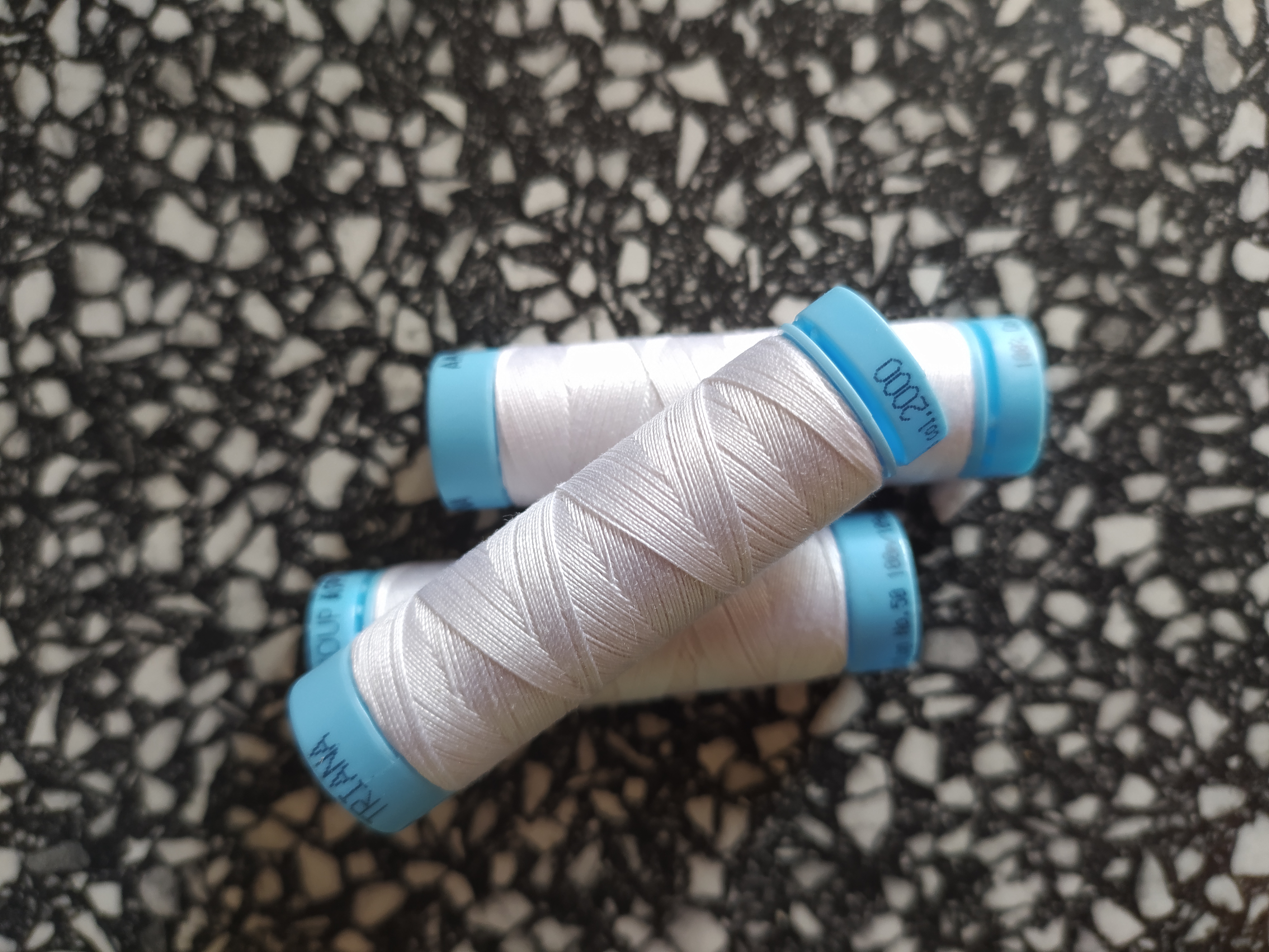 Univerzální bavlněná nit bílá 2000