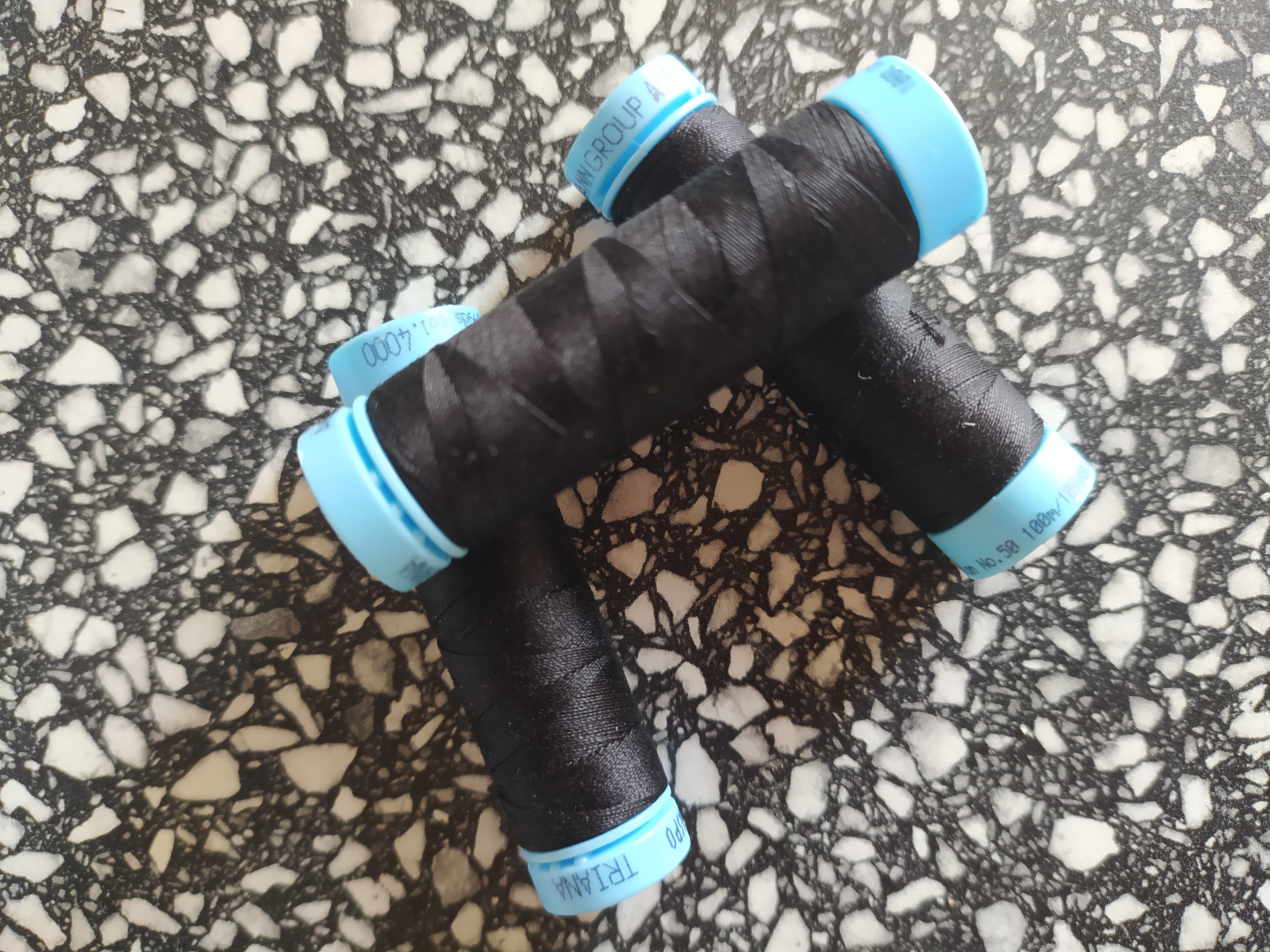 Univerzální bavlněná nit černá 4000