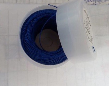 Lněná knoflíková niť - kapsle 50 m tmavě modrá