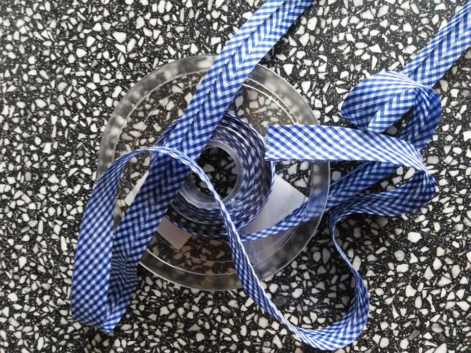 Šikmý proužek 18 mm PES založený, kostka VICHY královská modř