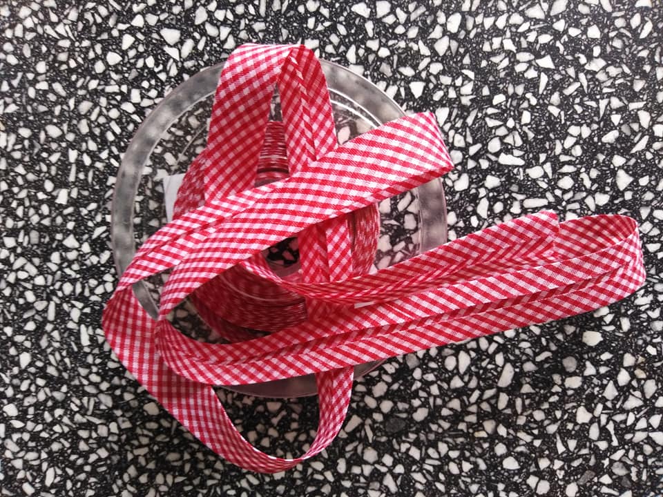 Šikmý proužek 18 mm PES založený, kostka VICHY tmavě červená