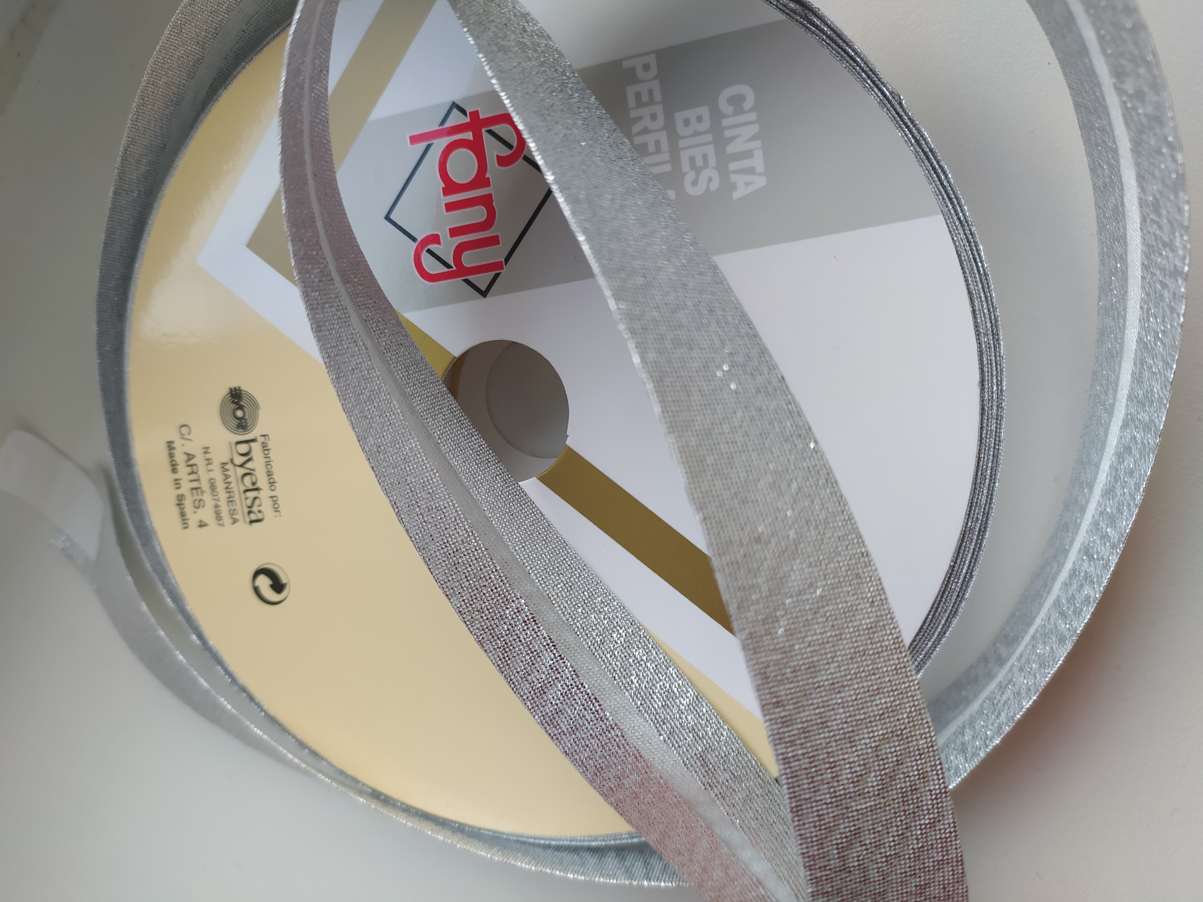 Šikmý proužek 18 mm LAMÉ založený stříbrný