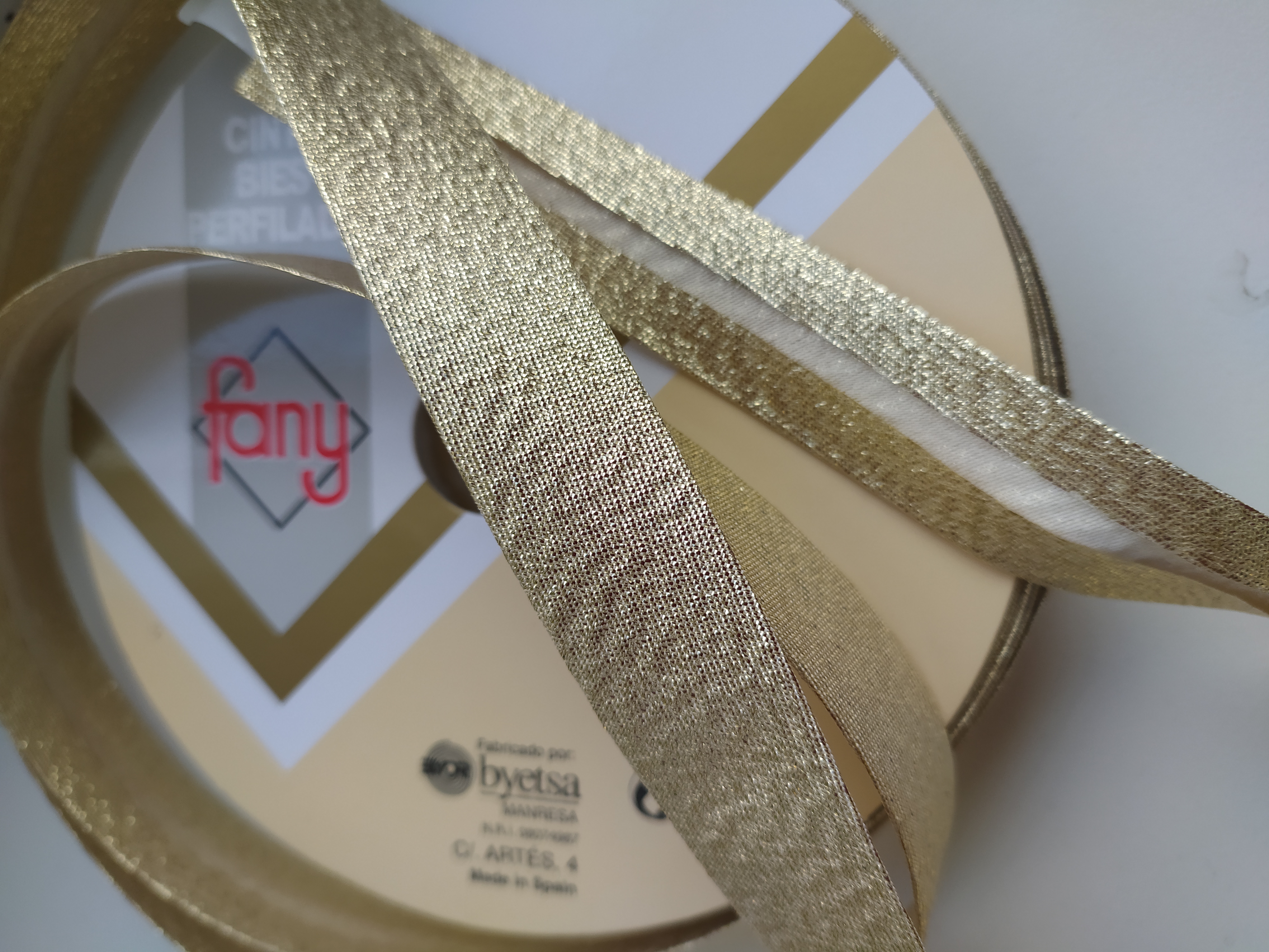 Šikmý proužek 18 mm LAMÉ založený zlatý