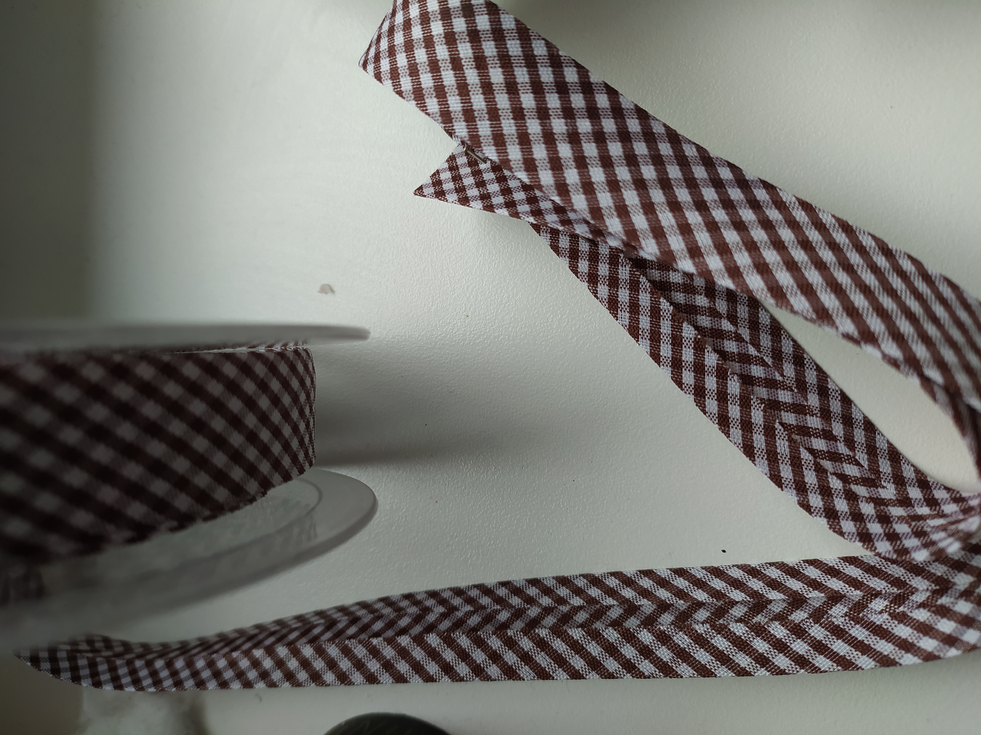 Šikmý proužek 18 mm PES založený, kostka VICHY tmavě hnědý