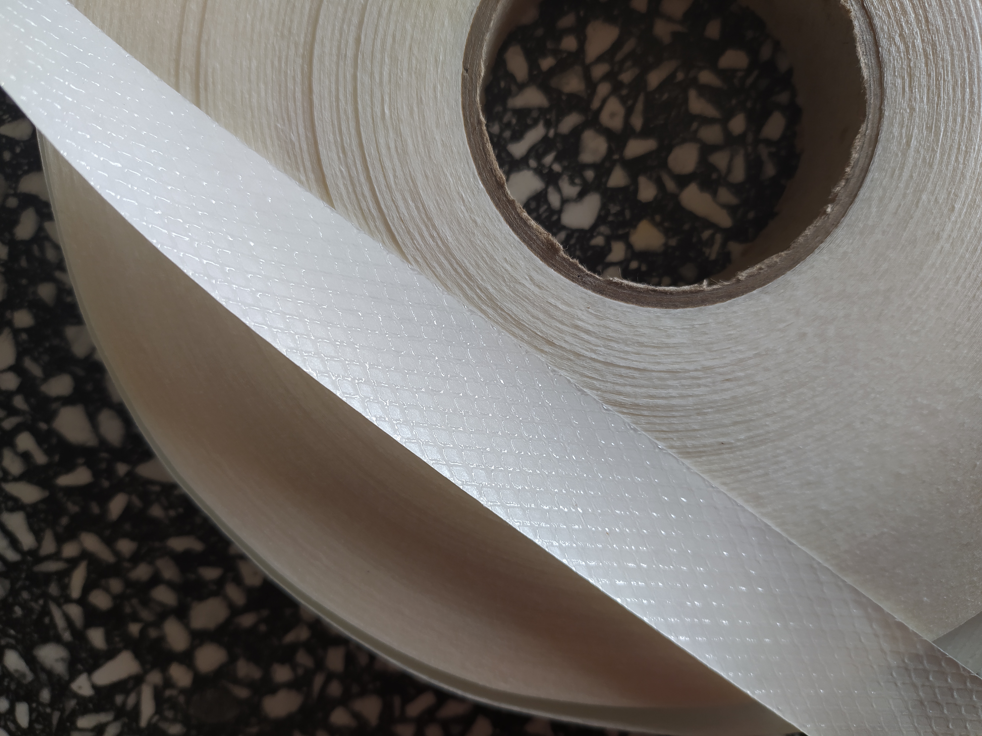 Páska mřížka zažehlovací 15 mm čirá