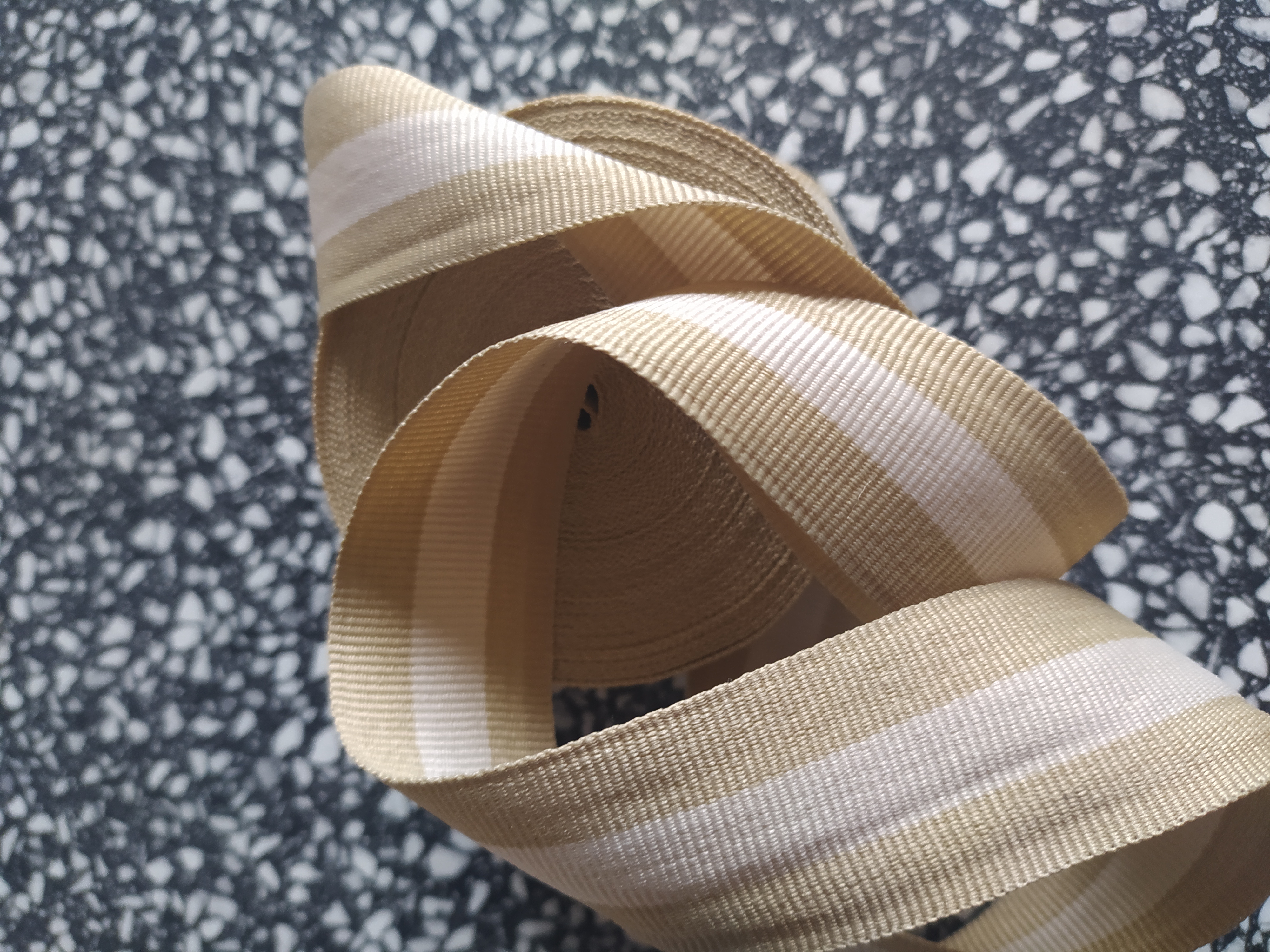 Lampas 30 mm béžový - bílý