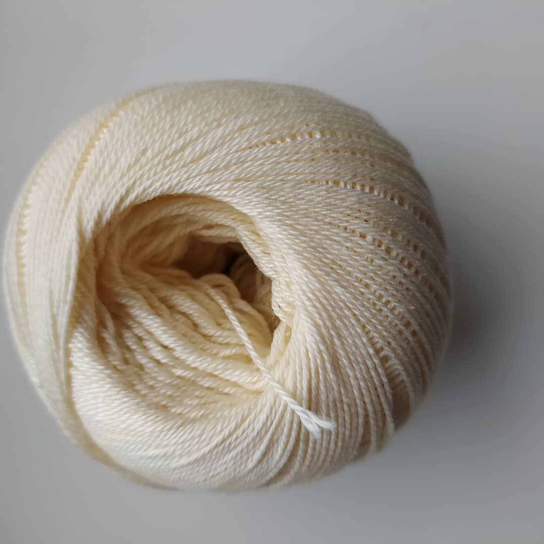 Příze Sněhurka světle krémová 7104