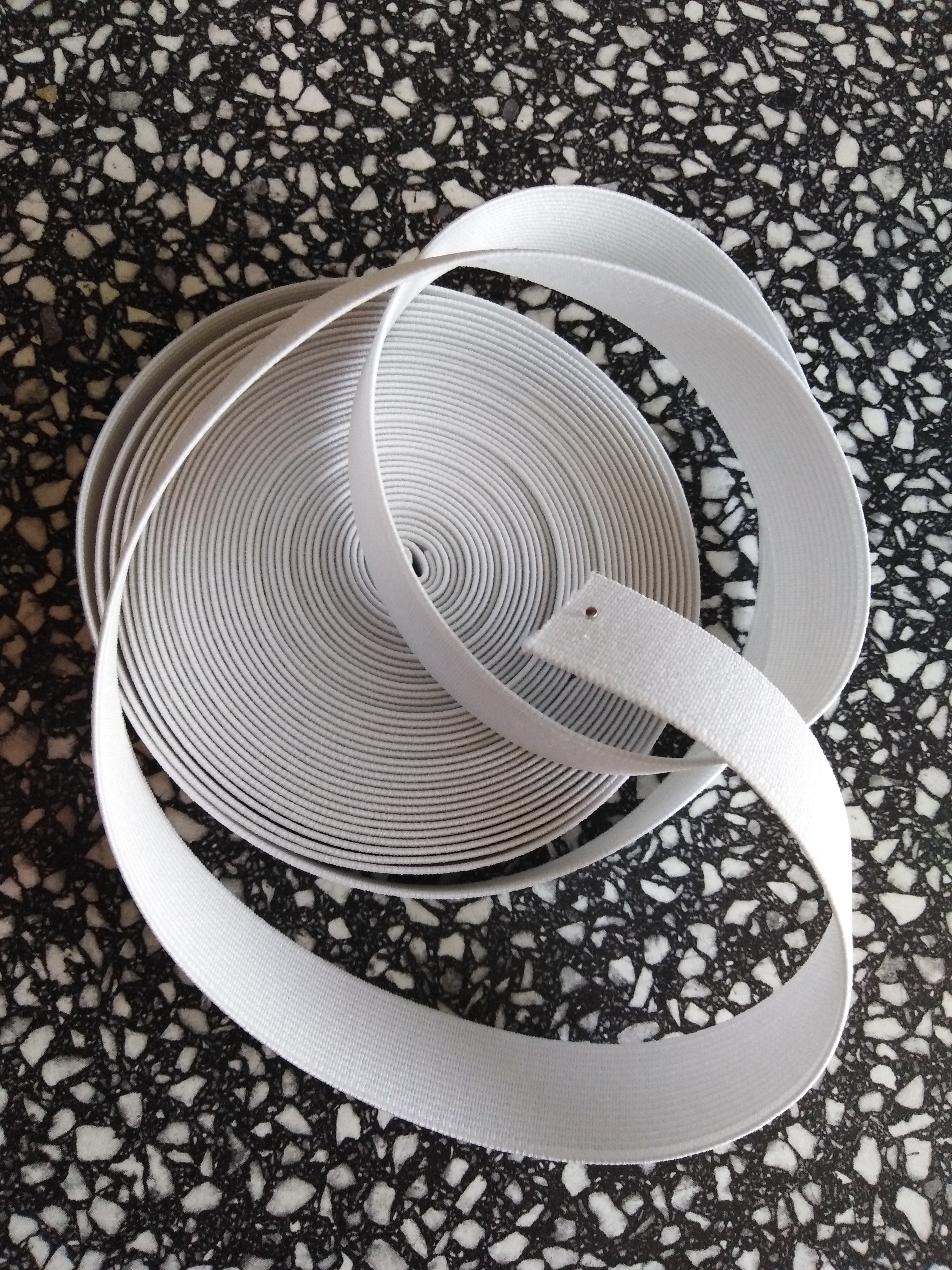 Pruženka plochá 21 mm bílá