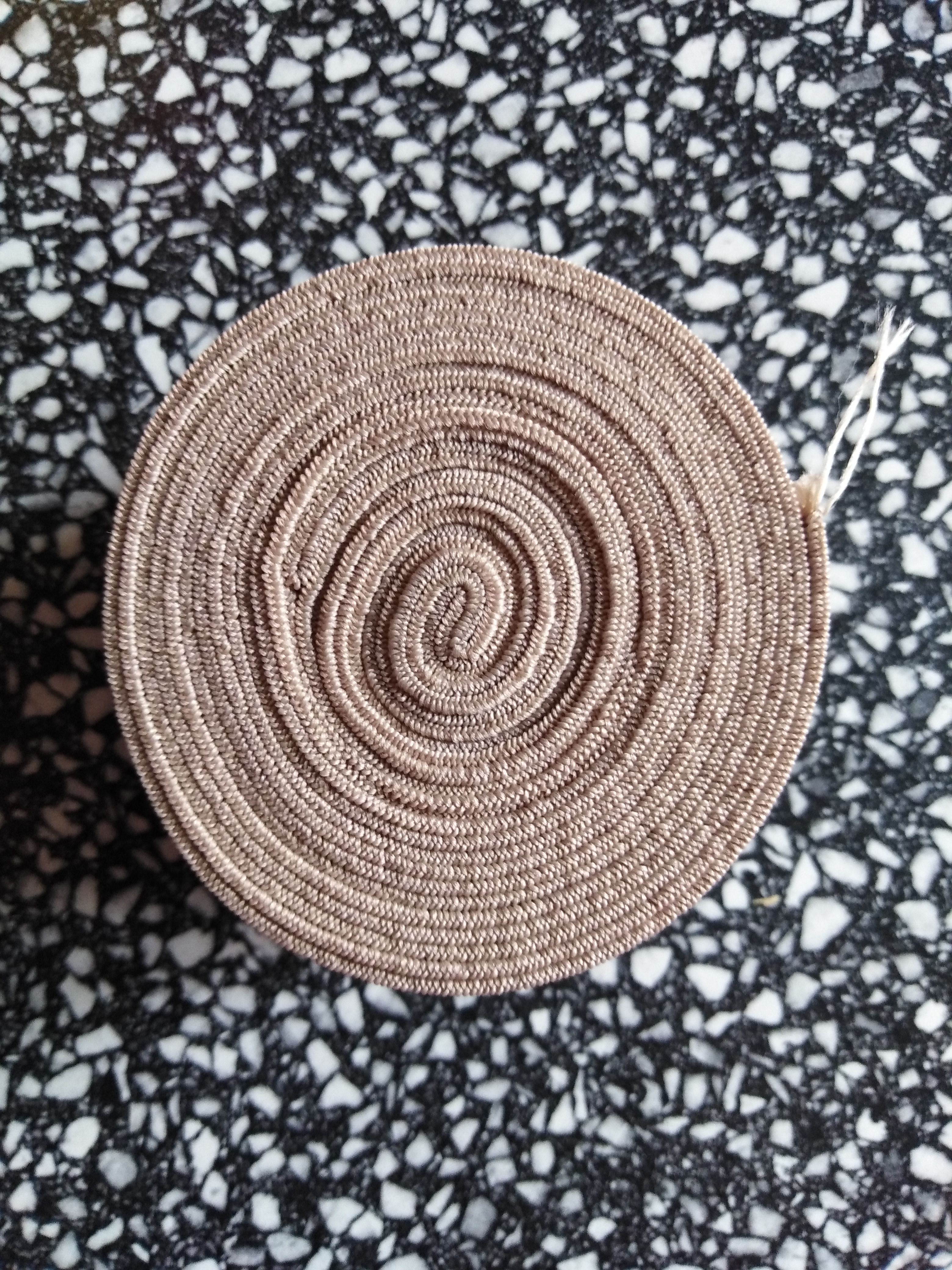 Pruženka plochá 50 mm tmavě béžová