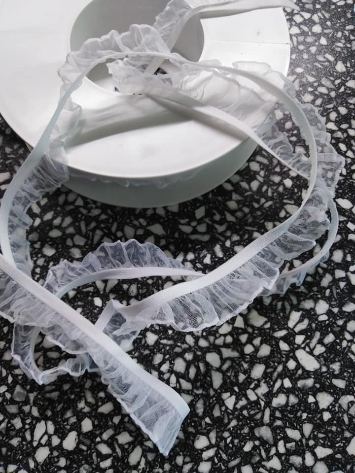 Pruženka prádlová s volánem bílá