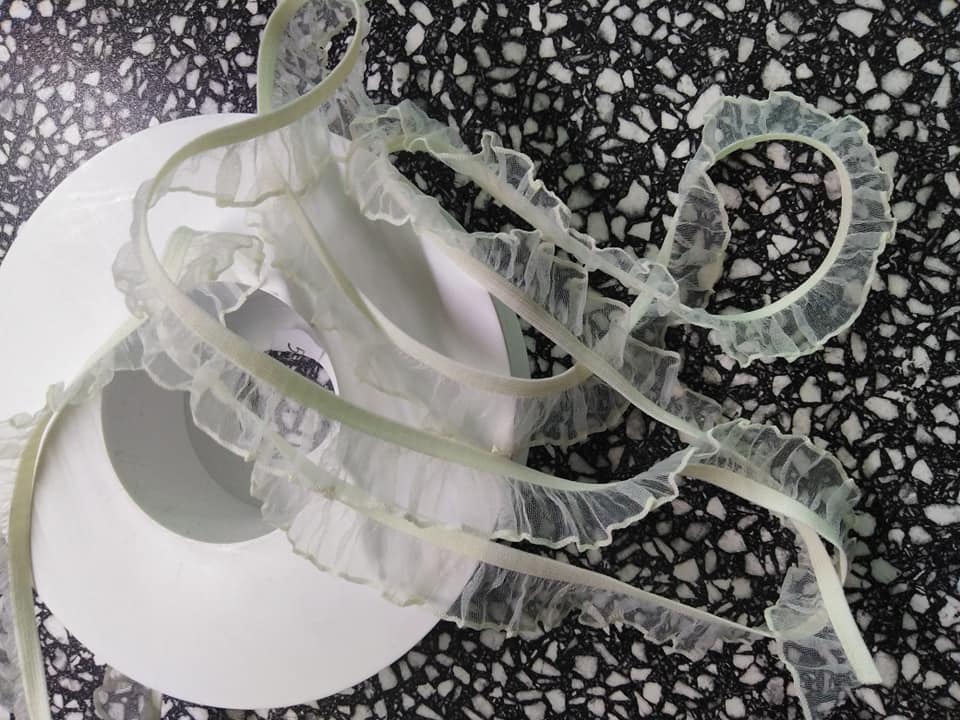 Pruženka prádlová s volánem smetanová