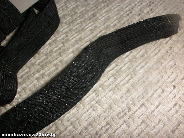 Pruženka dírková 15 mm černá