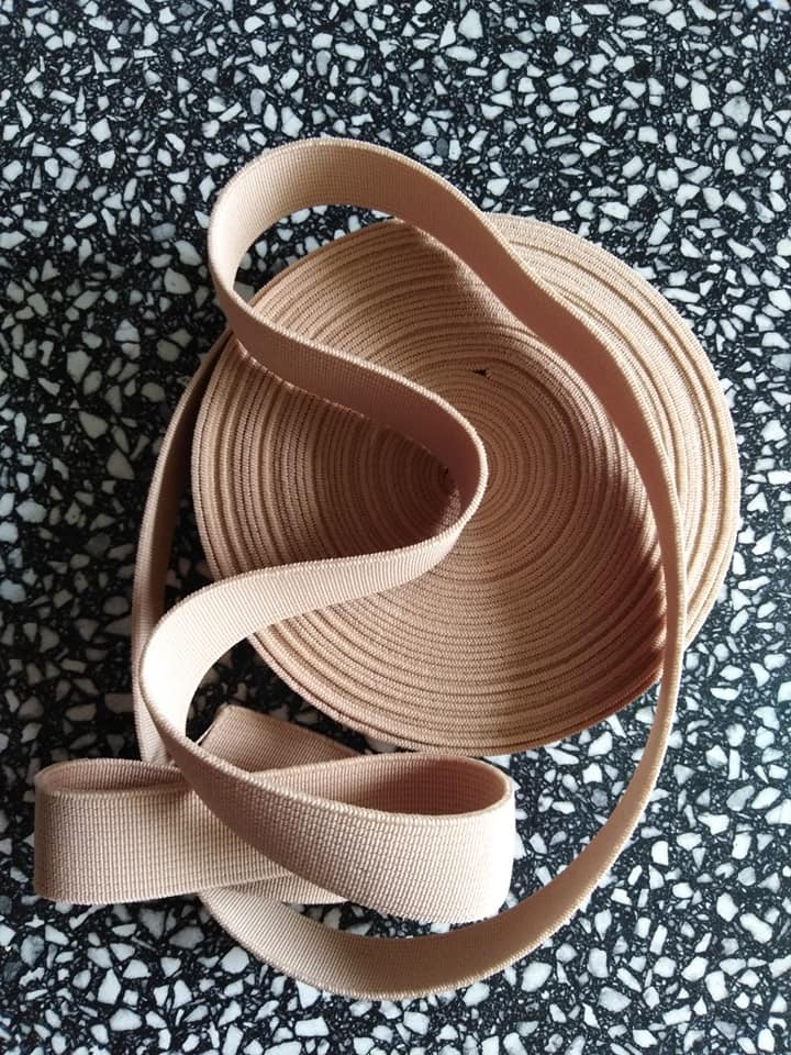 Pruženka plochá 21 mm béžová