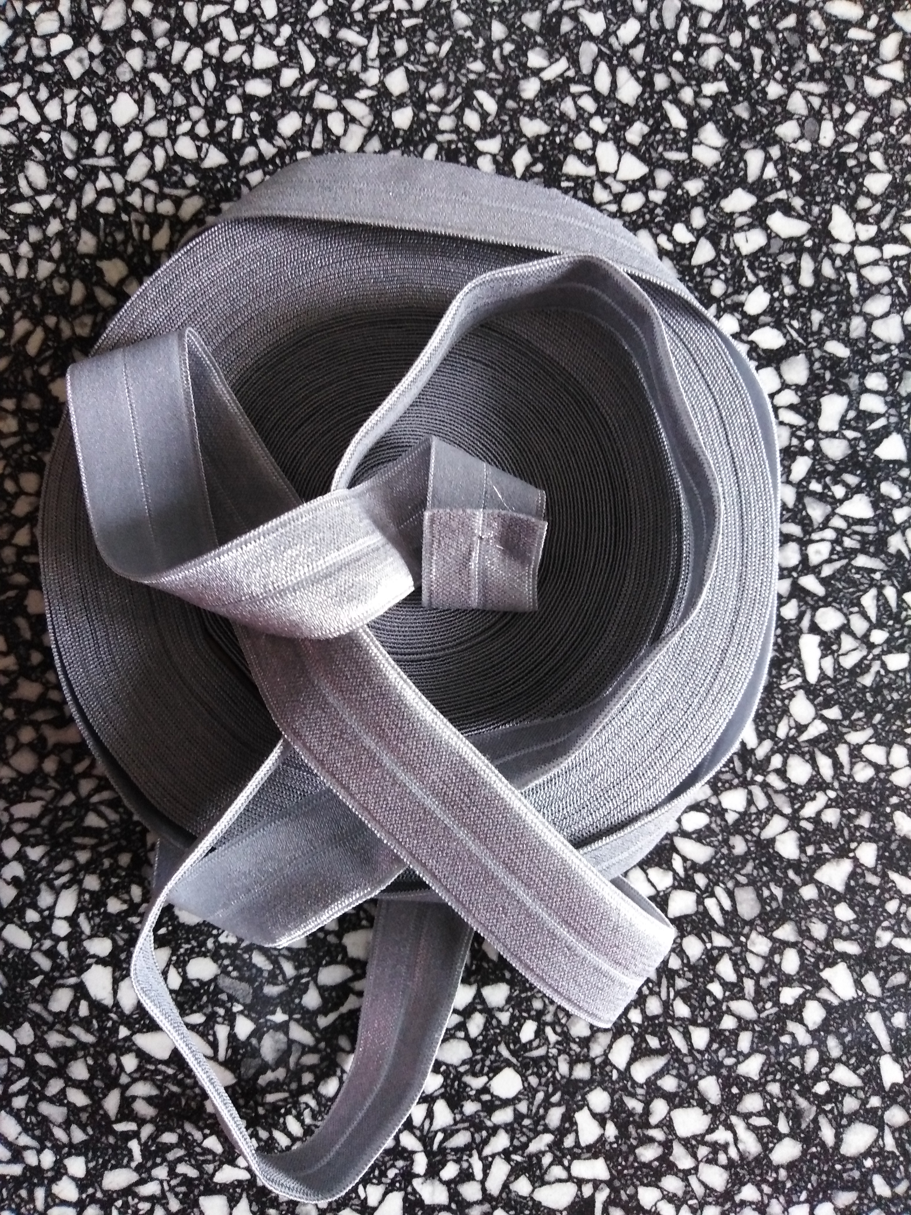 Pruženka lemovací půlená 19 mm světle šedá