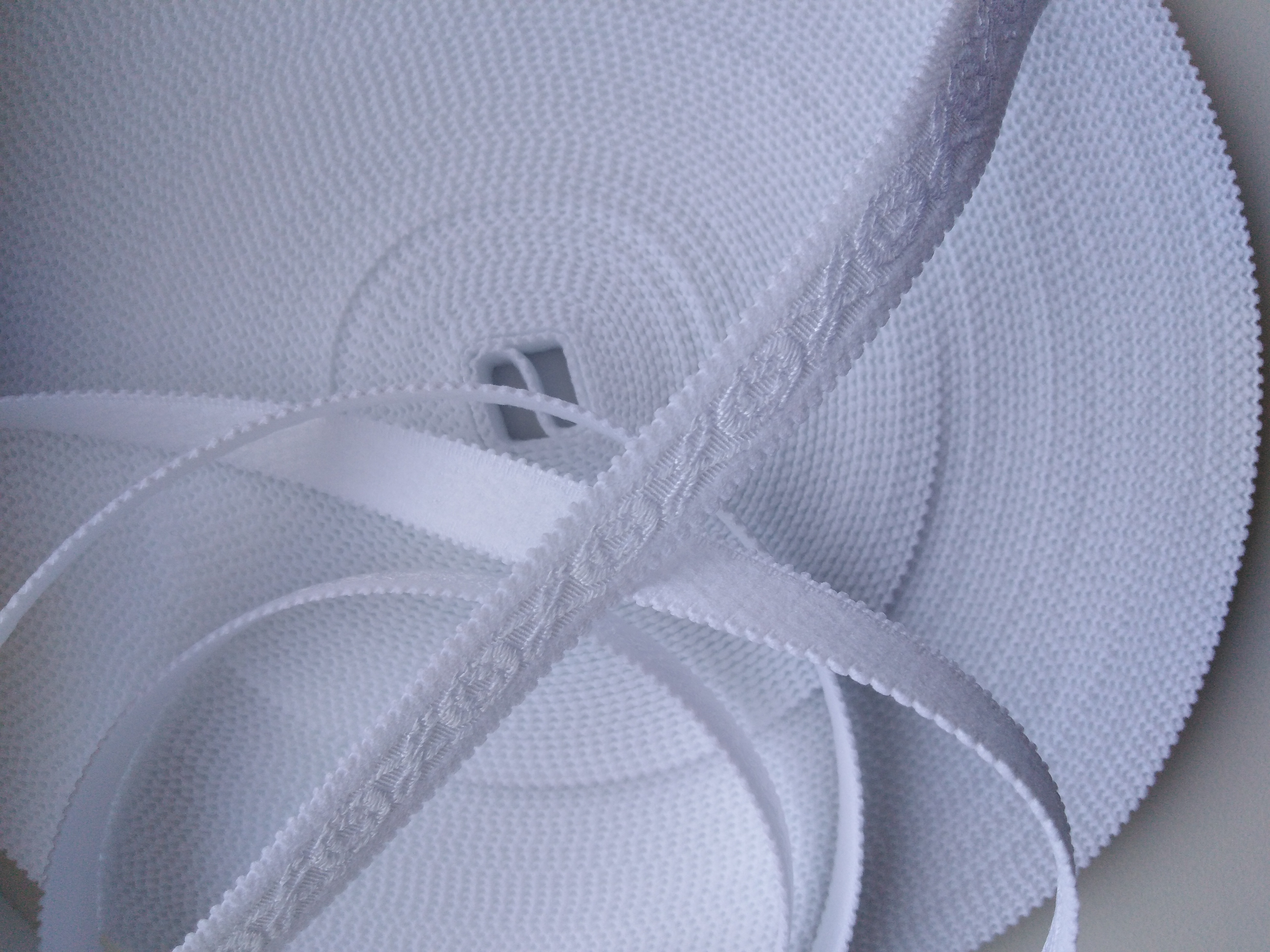 Pruženka ramínková 13 mm bílá