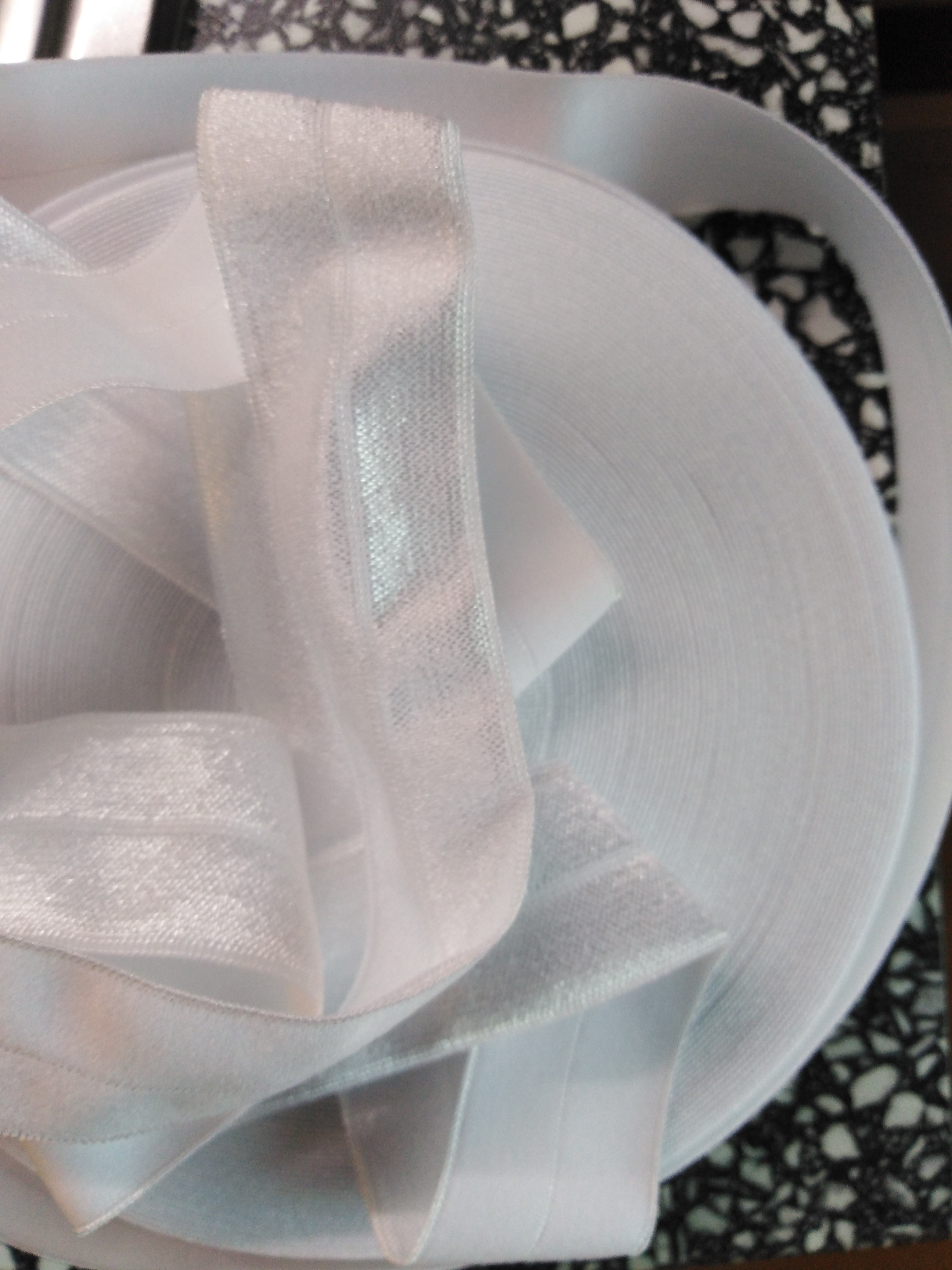 Pruženka lemovací půlená 25 mm bílá