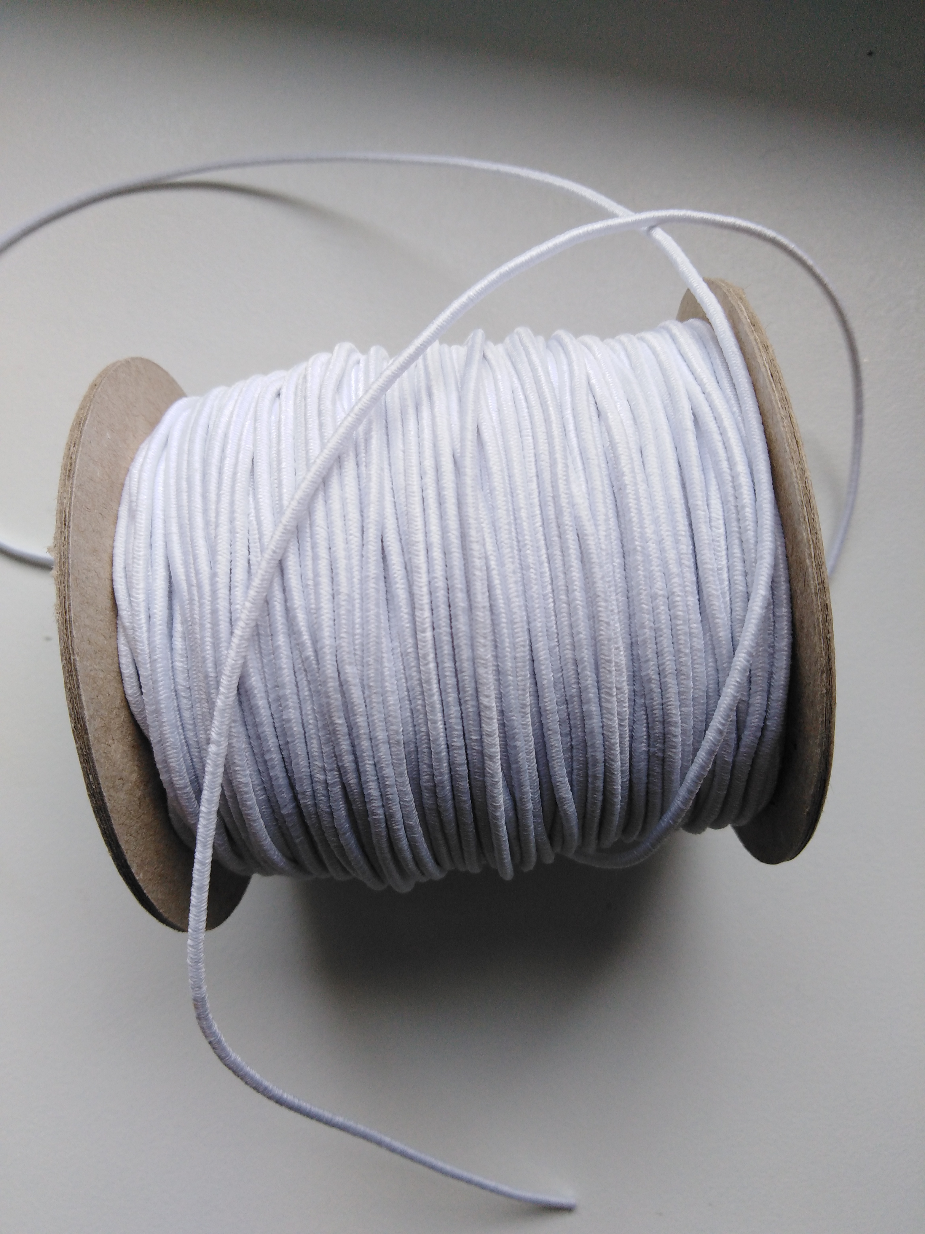 Okrouhlá klobouková guma 4 mm - bílá