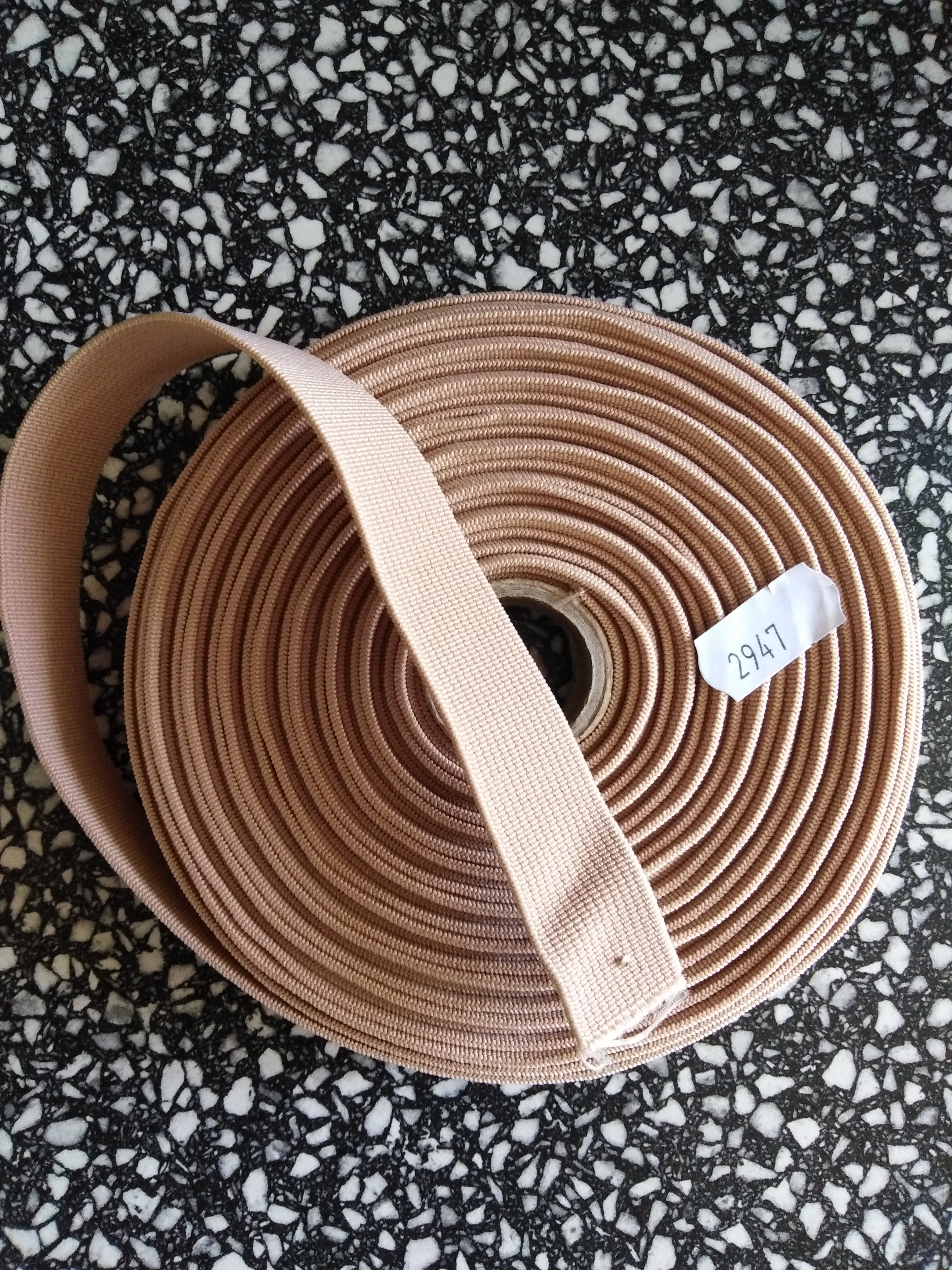 Pruženka plochá 21 mm béžová