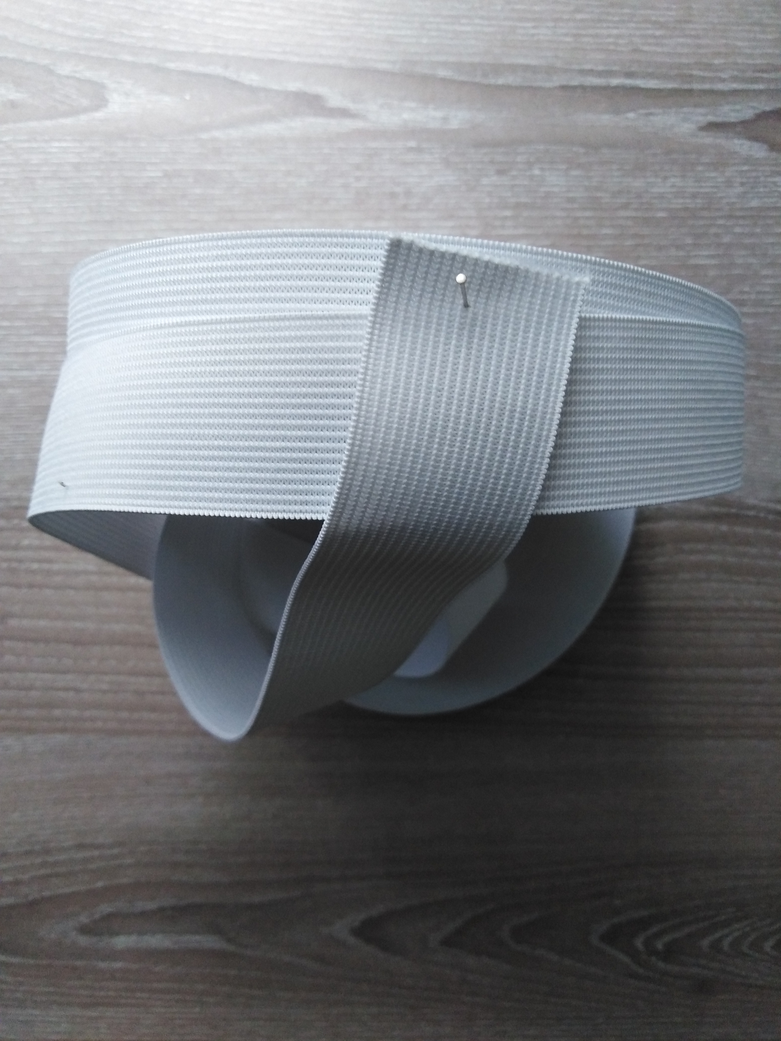 Pruženka plochá 25 mm bílá