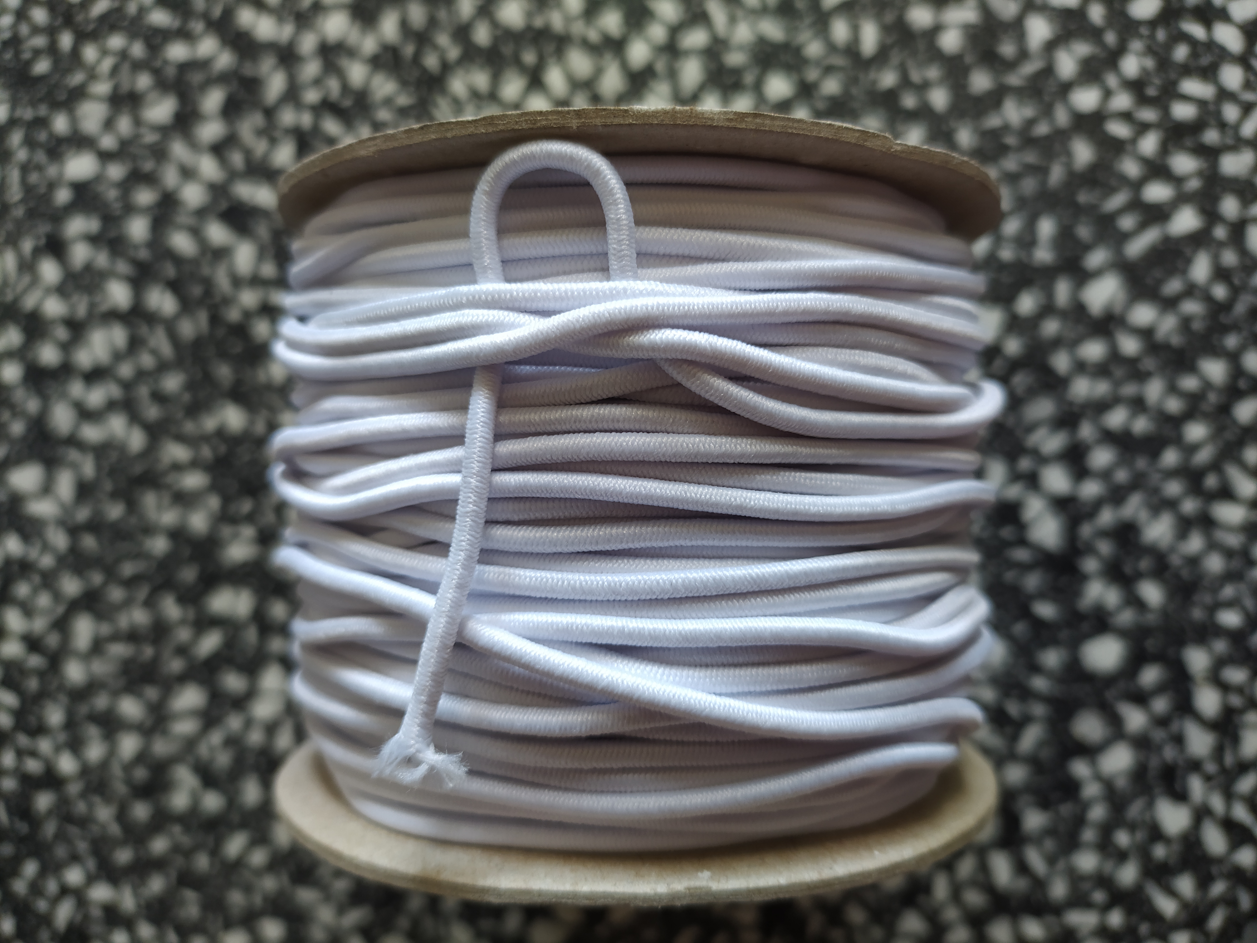 Klobouková guma 2 mm bílá