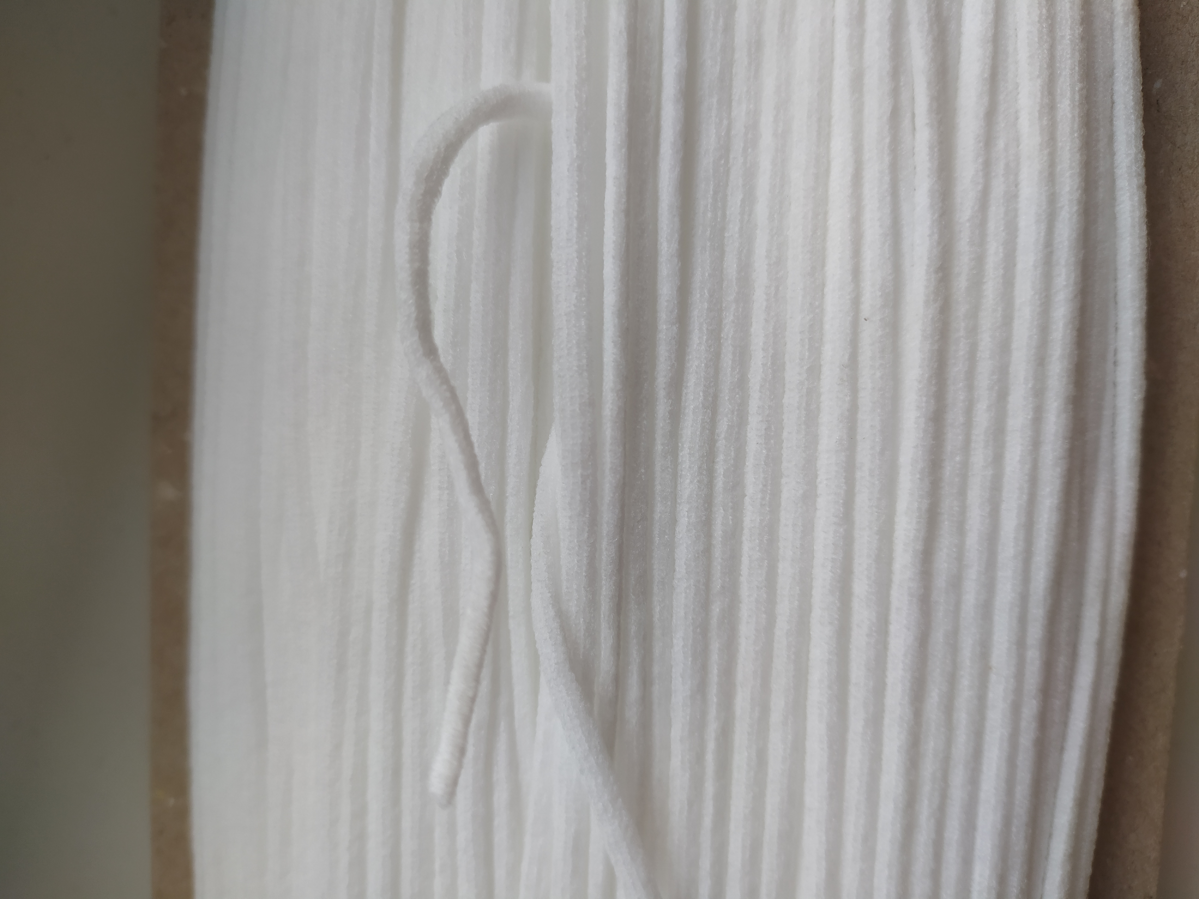 Pruženka okrouhlá roušková 3 mm bílá