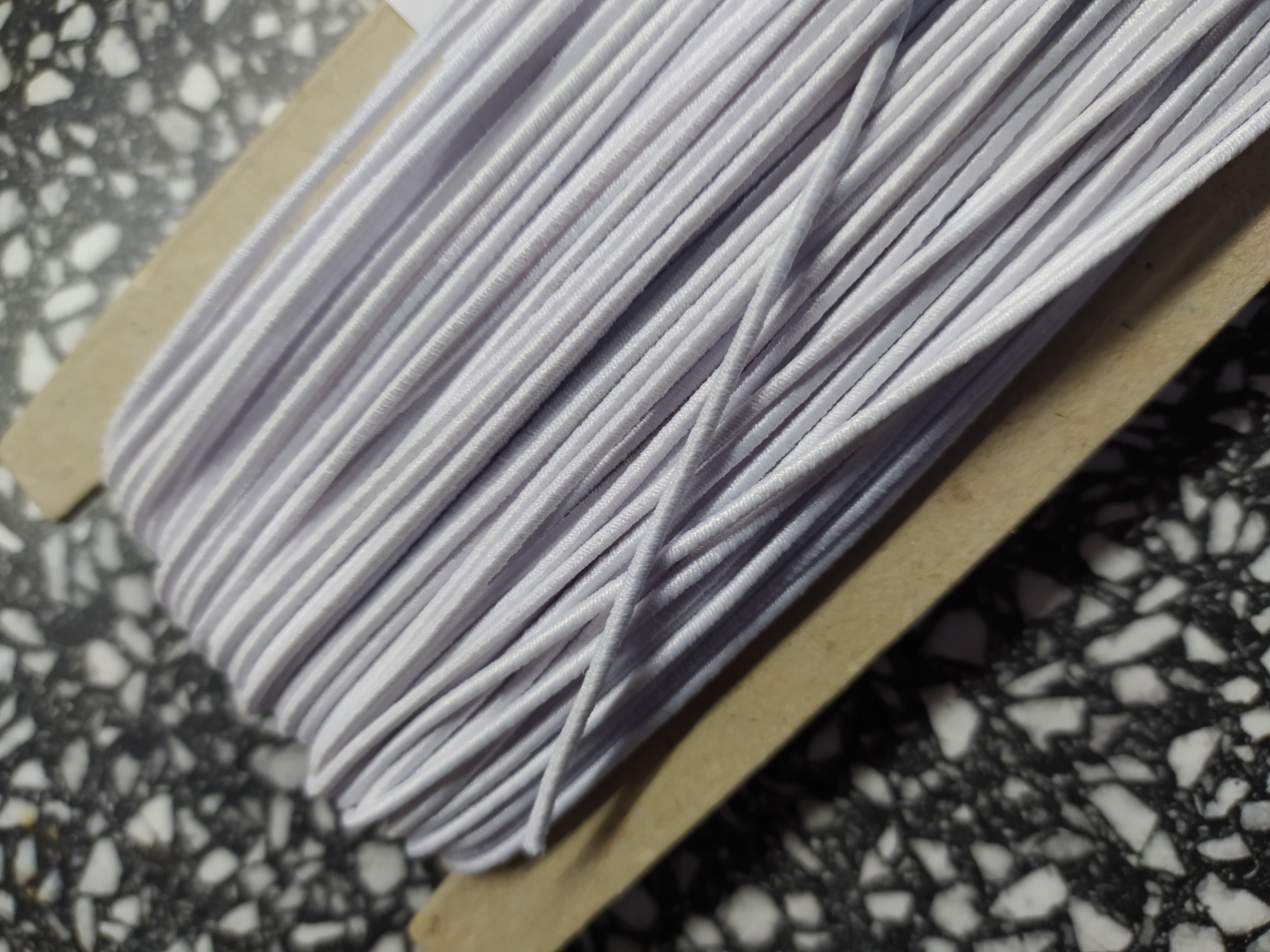 Klobouková guma 1,4 mm bílá