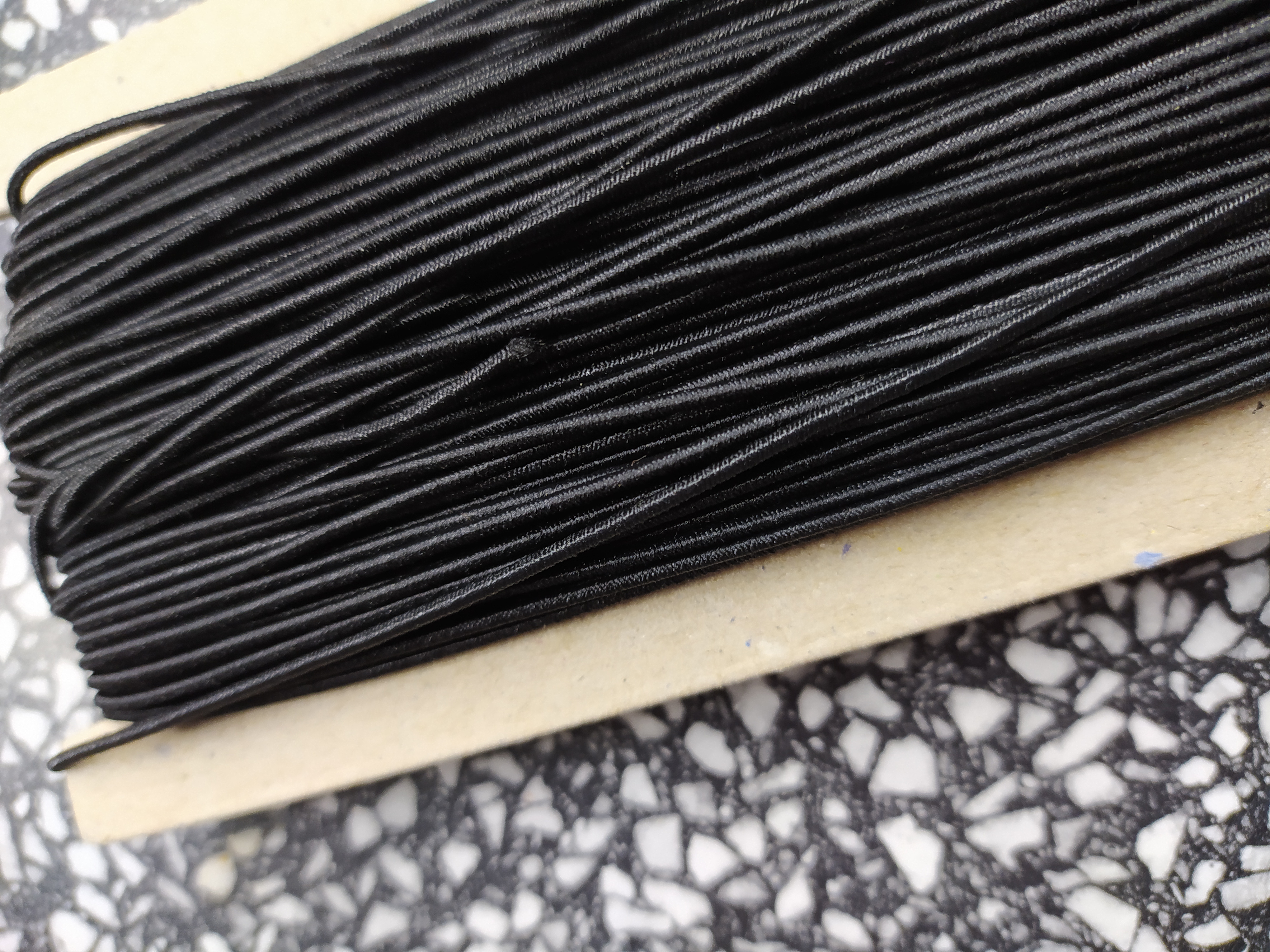 Klobouková guma 1,4 mm černá