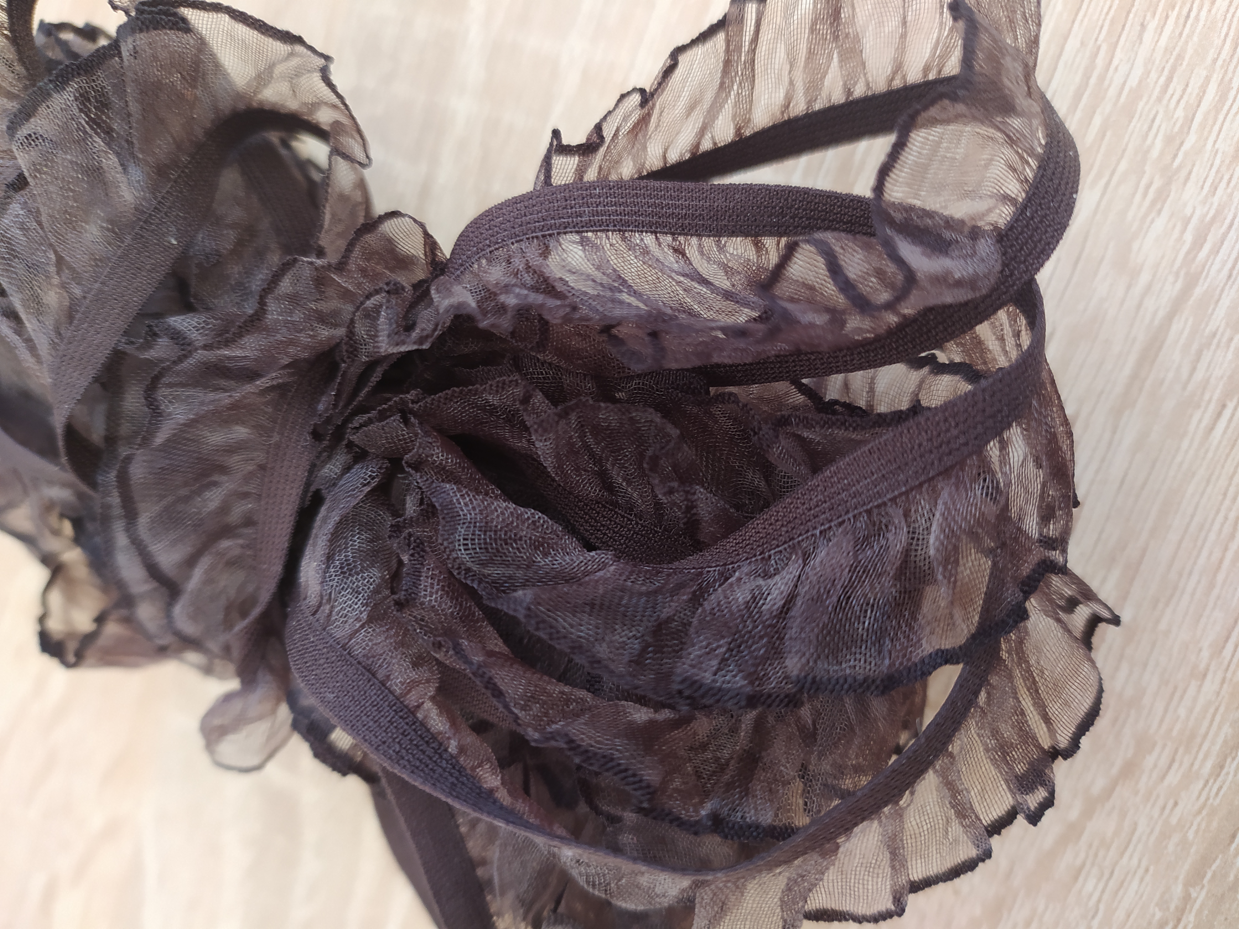 Pruženka prádlová s volánem tmavě hnědá