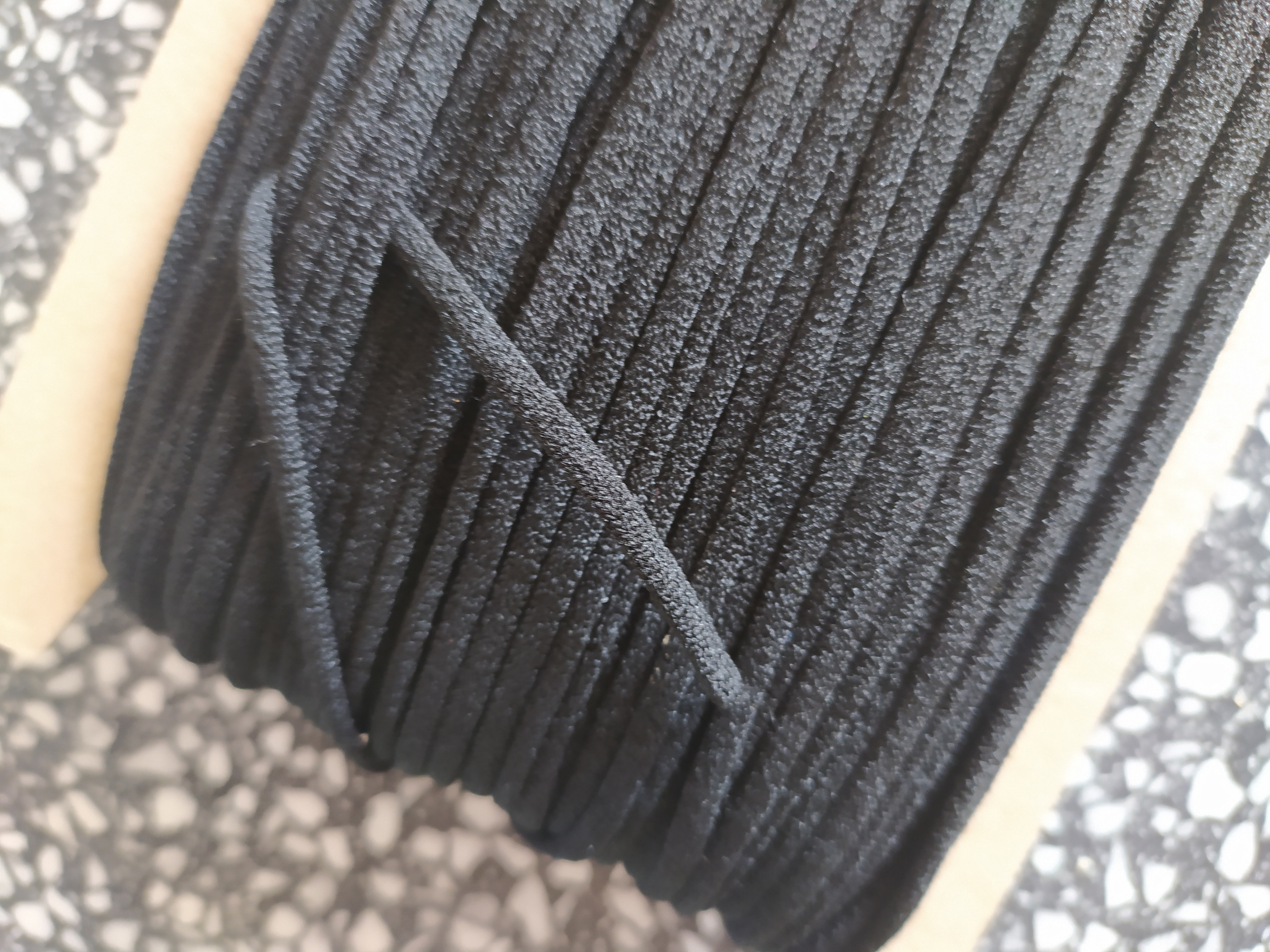 Pruženka okrouhlá roušková 3 mm černá