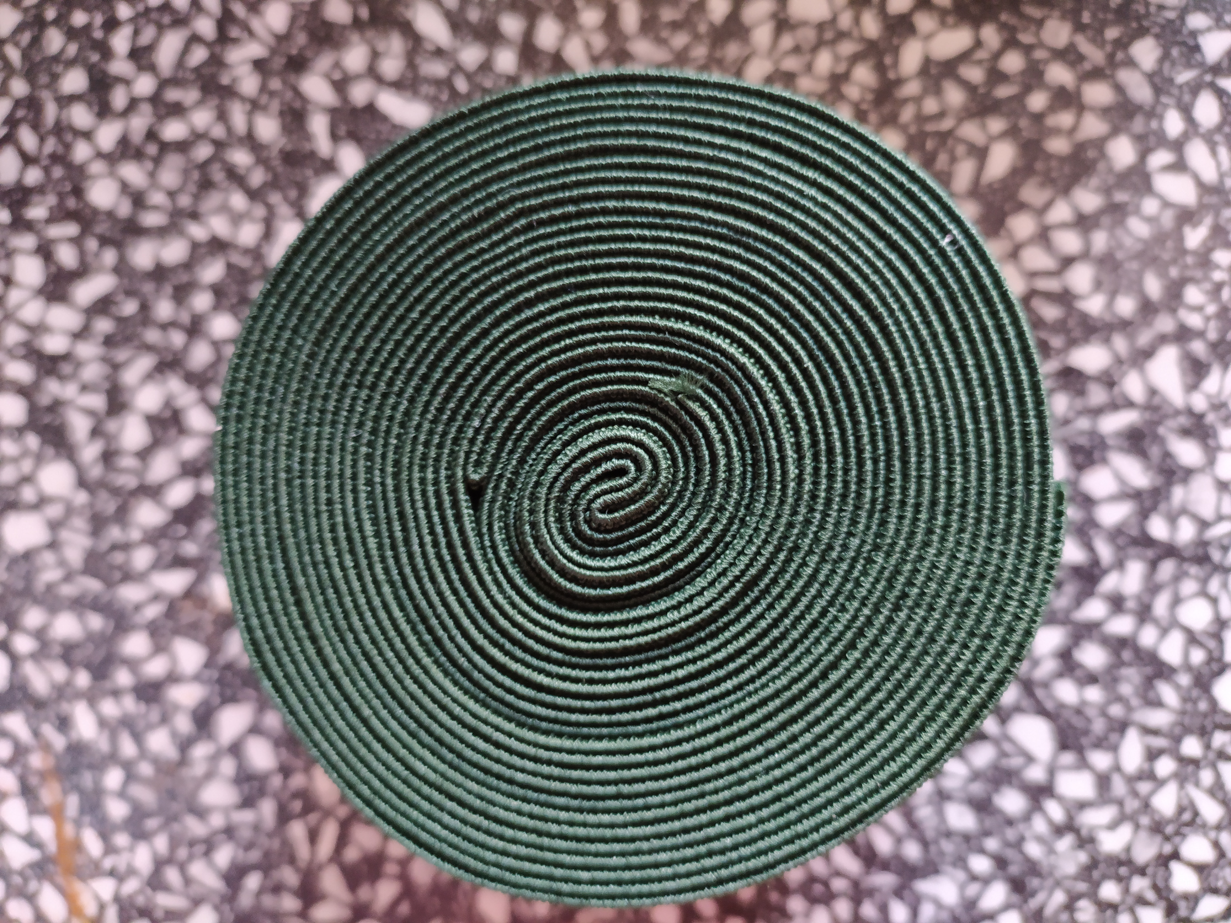 Pruženka plochá 50 mm tmavě zelená