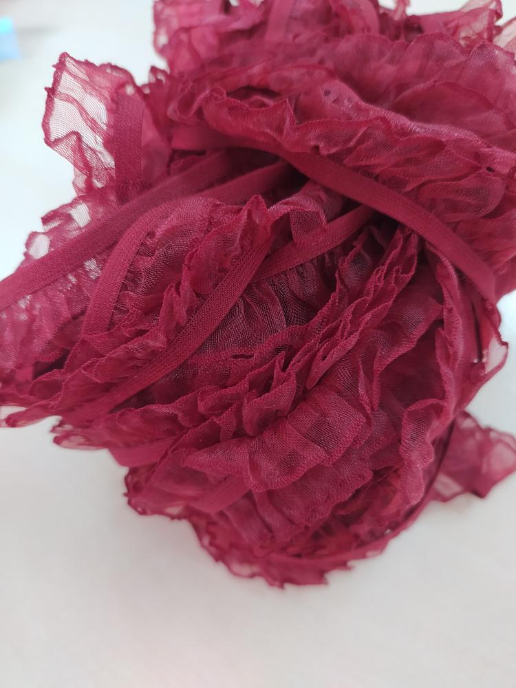 Pruženka prádlová s volánem brusinková