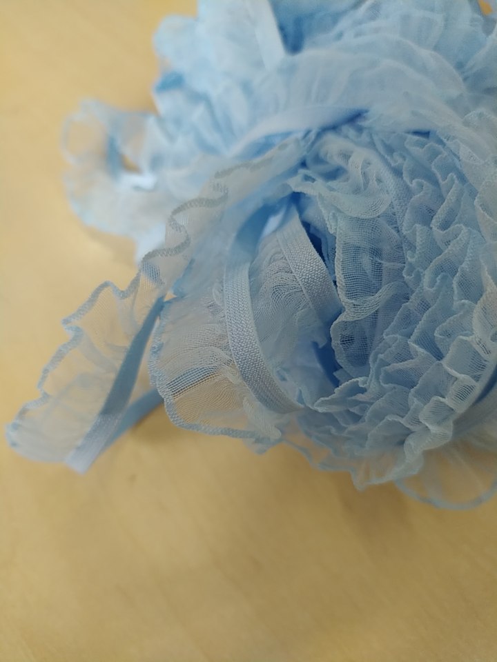 Pruženka prádlová s volánem bleděmodrá