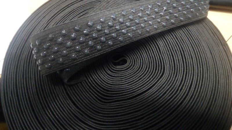 Pruženka plochá 25 mm s protiskluzem černá