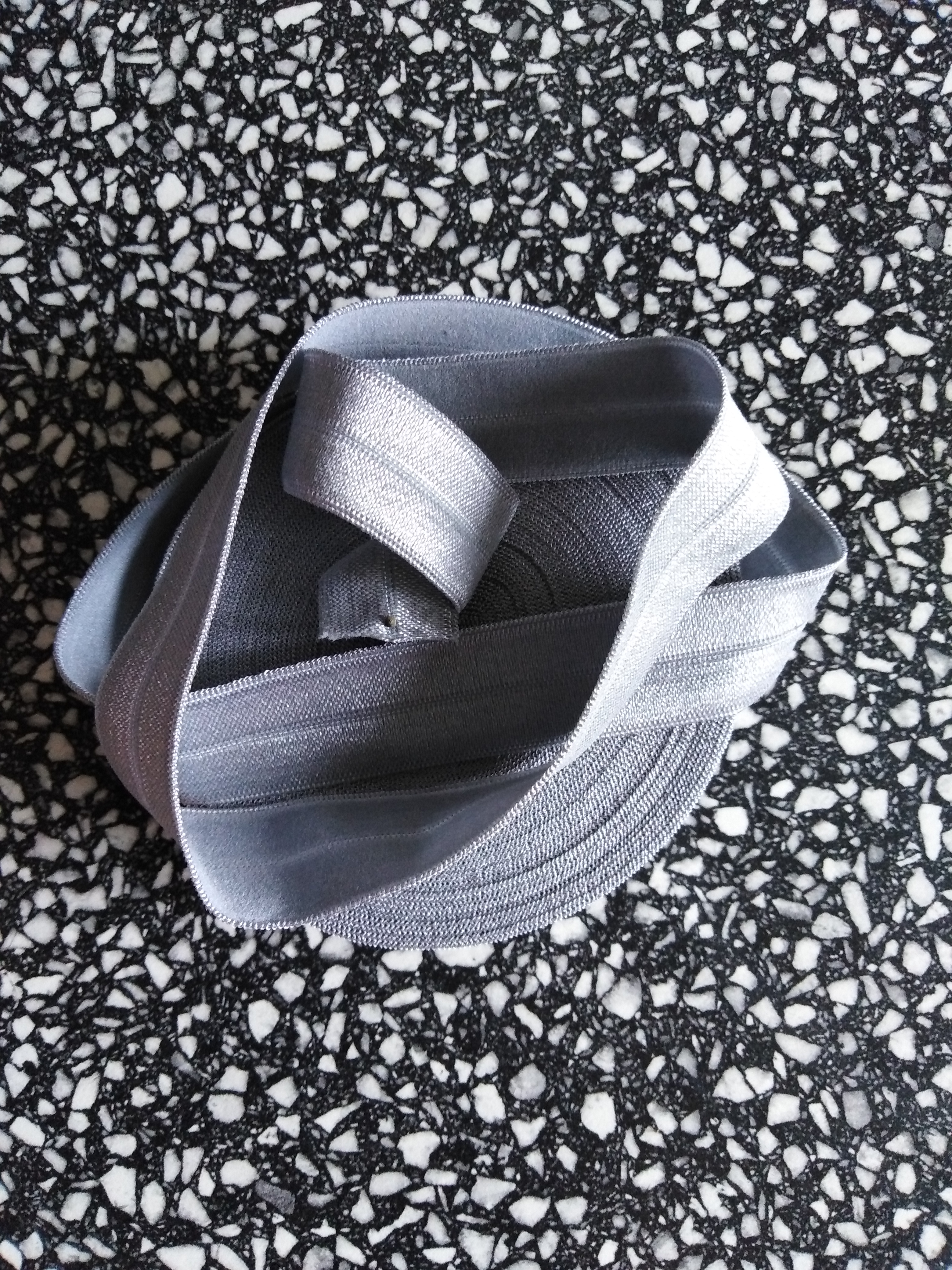 Pruženka lemovací půlená 19 mm stříbřitě šedá