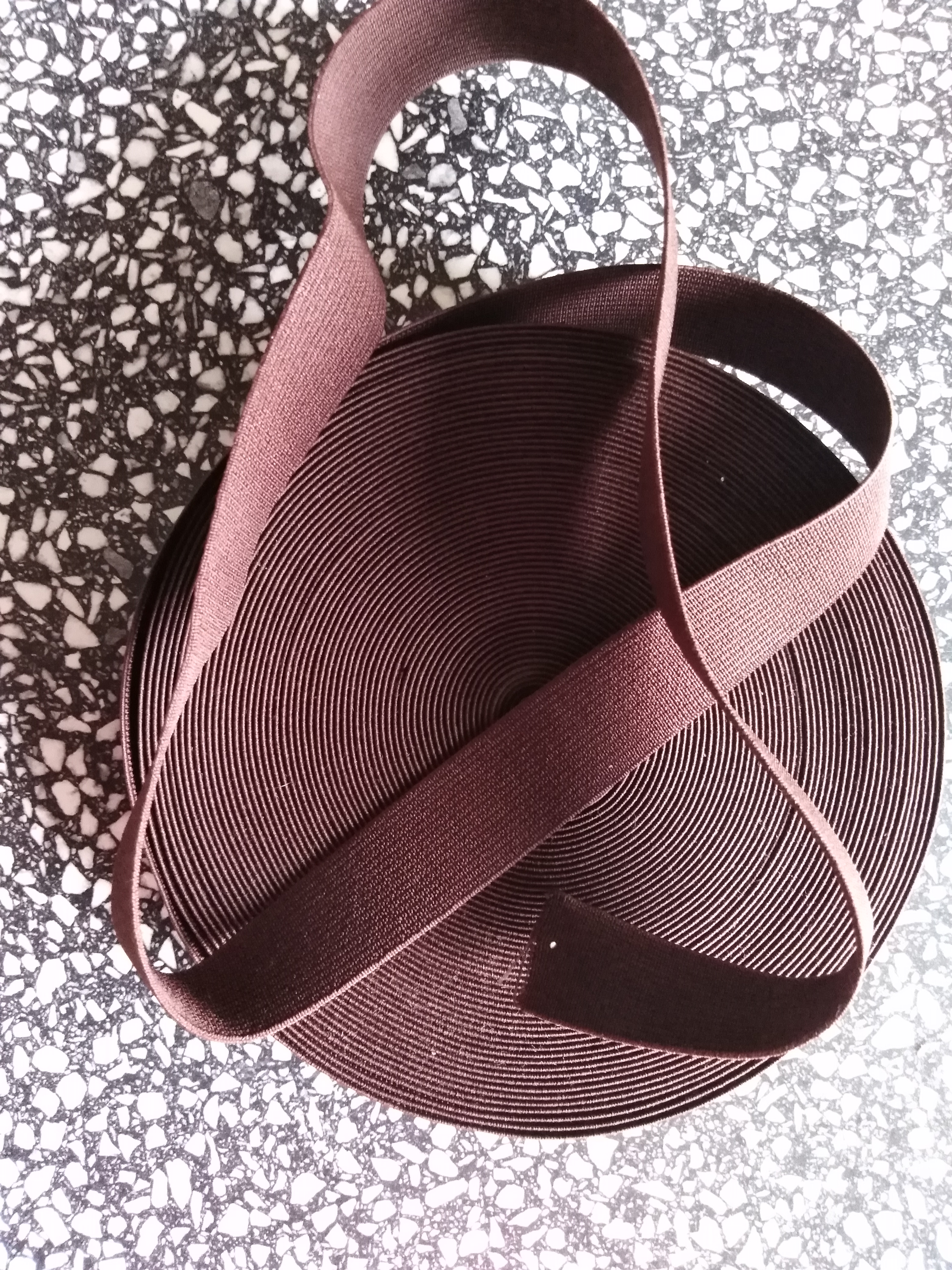 Pruženka plochá 21 mm tmavě hnědá