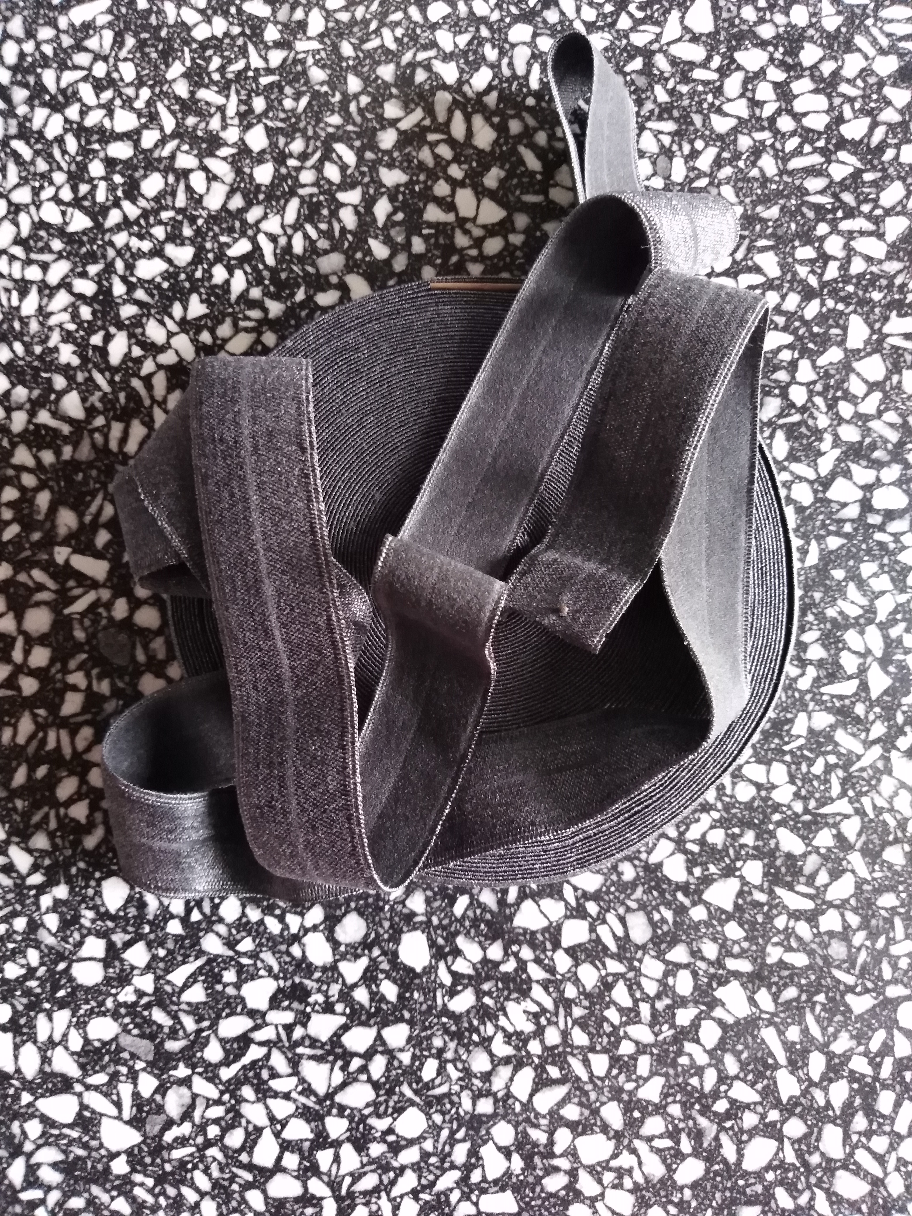 Pruženka lemovací půlená 19 mm tmavě šedá