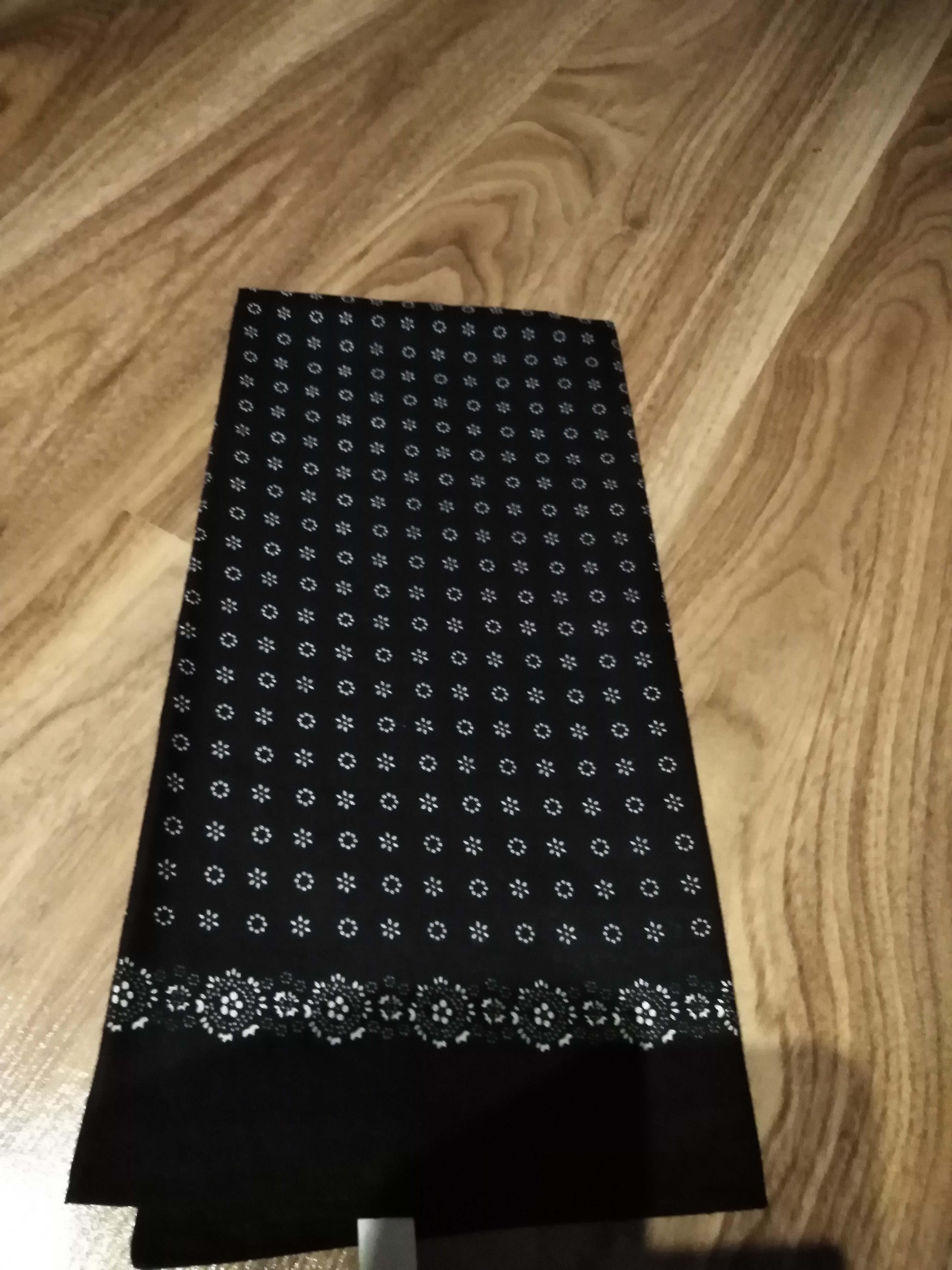 Bavlněný šátek 67 x 67 cm, kvítka černobílá