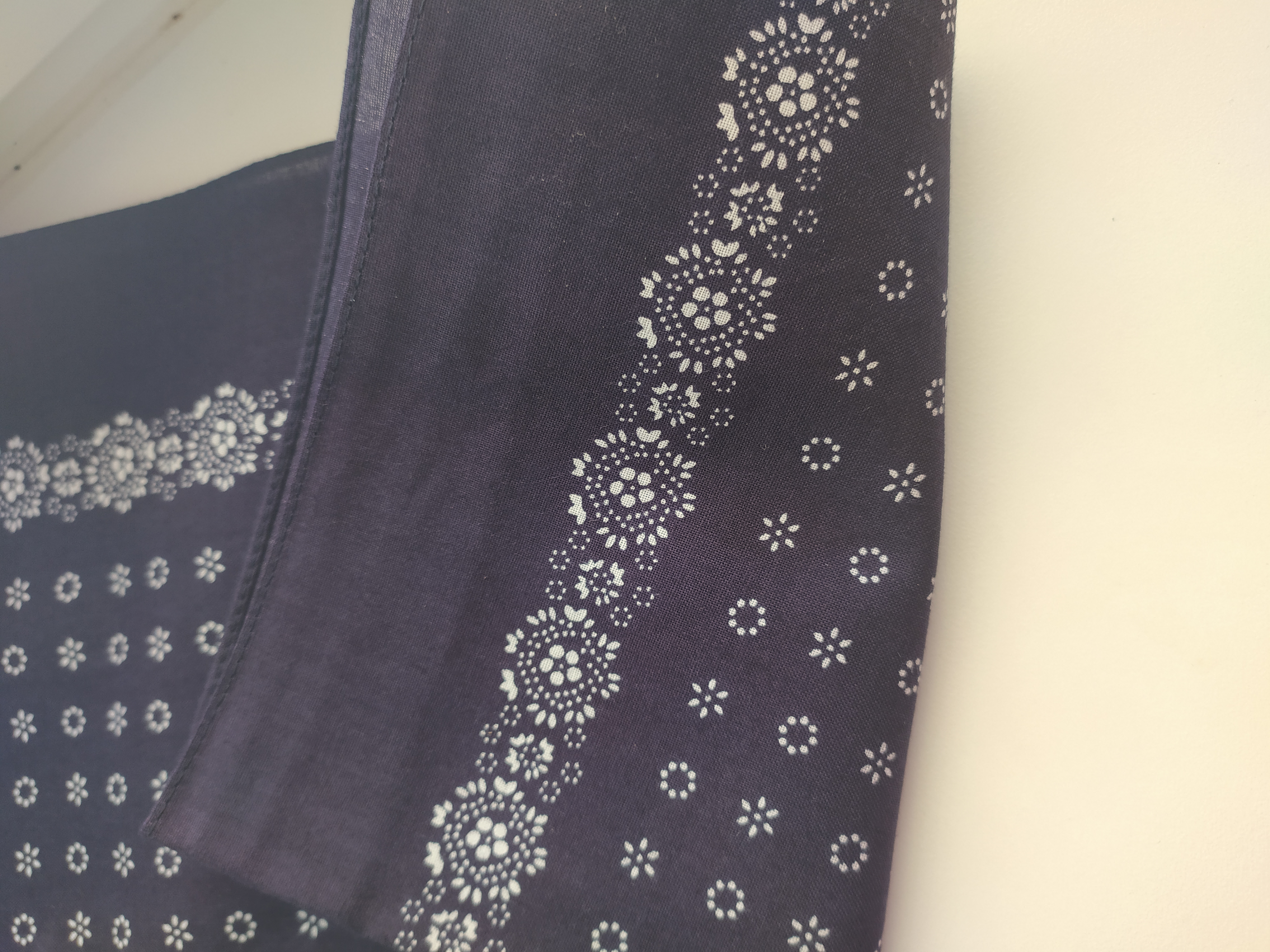 Bavlněný šátek 67 x 67 cm, kvítka modrobílá