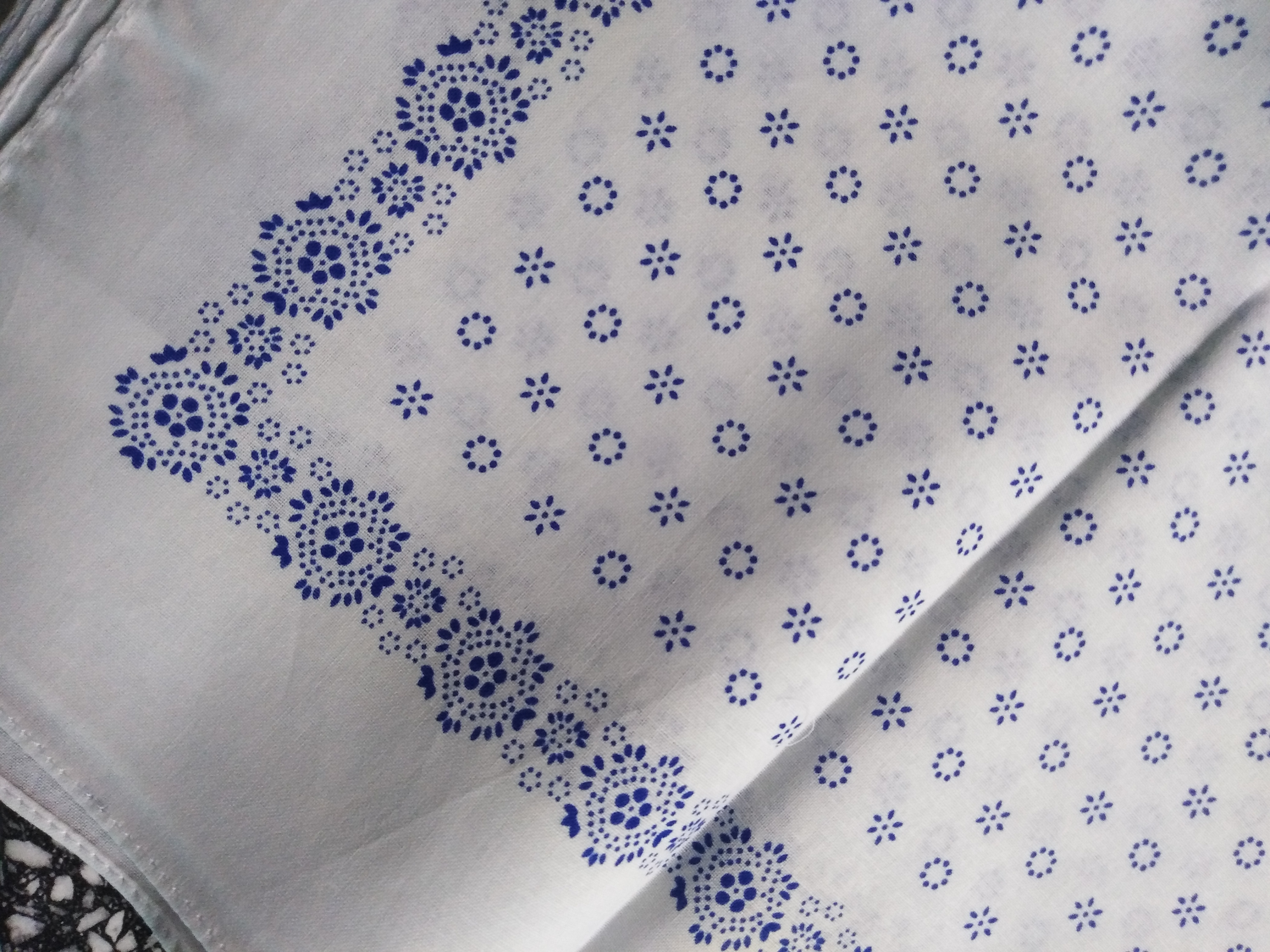 Bavlněný šátek 67 x 67 cm, kvítka bílomodrá