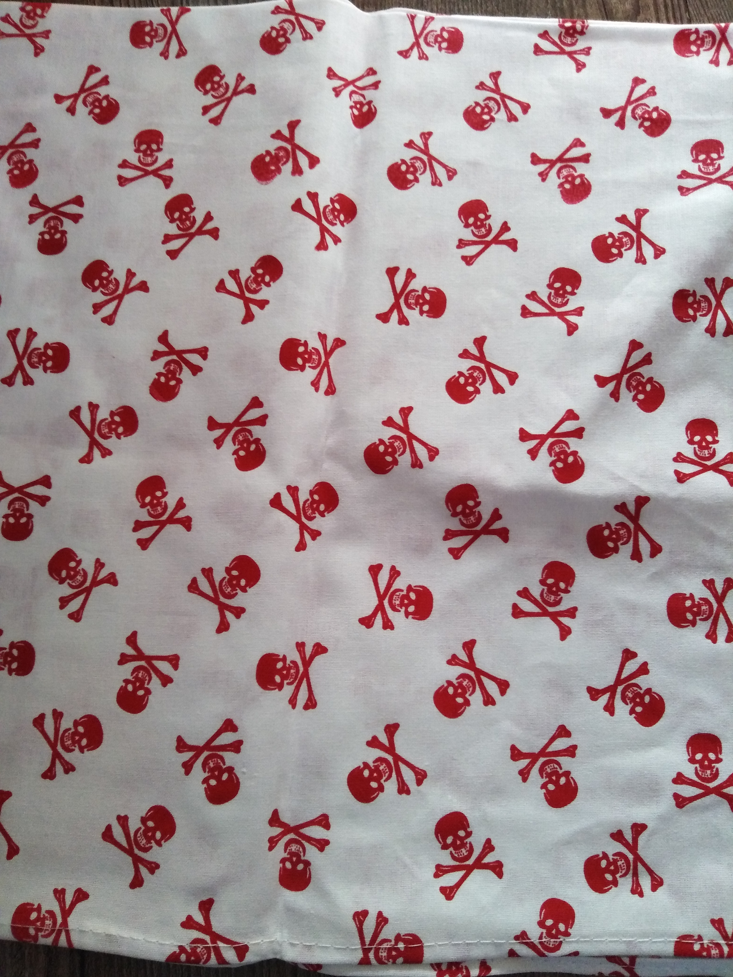 Bavlněný šátek 65 x 65 cm, bílá + červené lebky