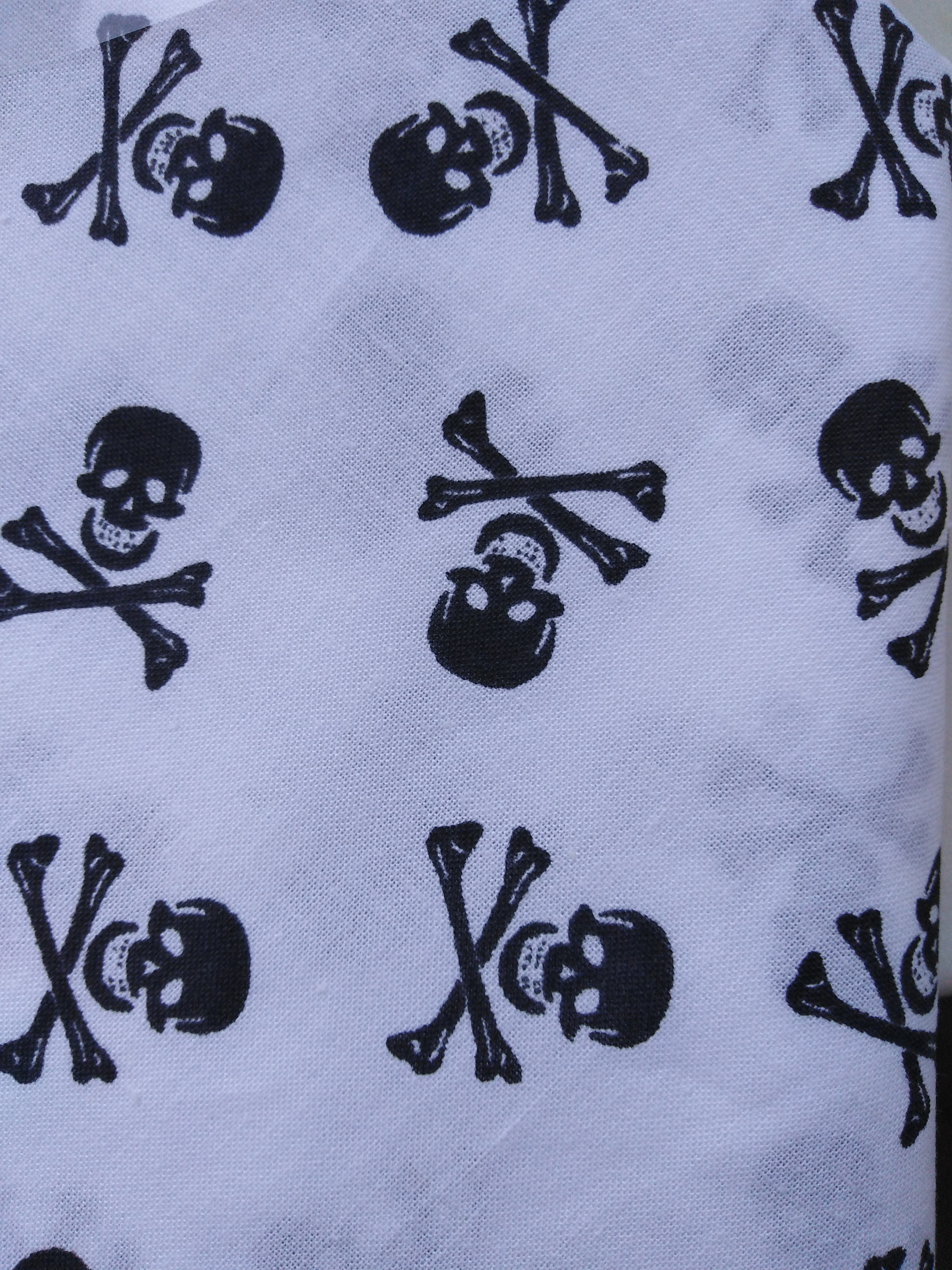 Bavlněný šátek 65 x 65 cm, lebky černé