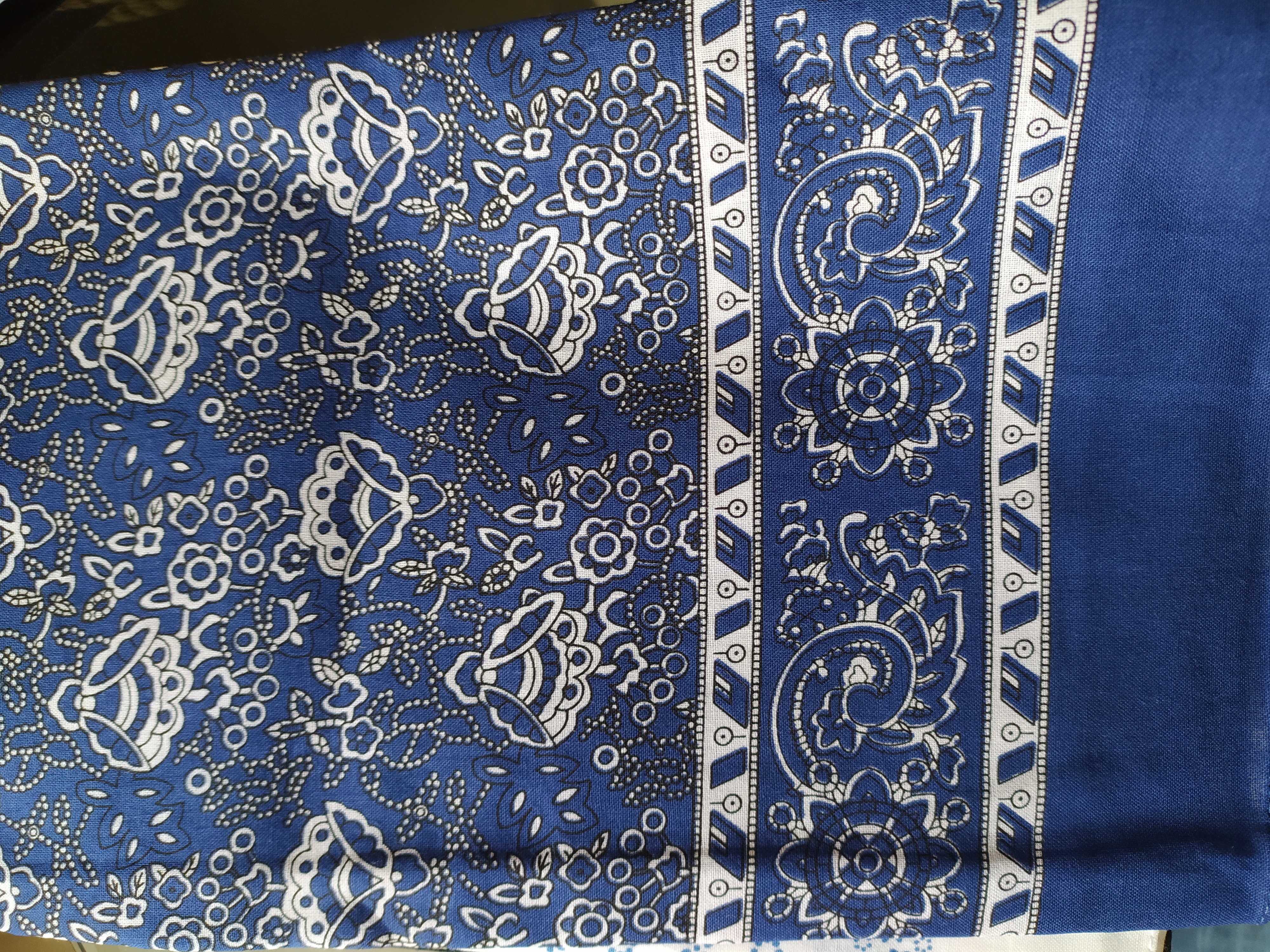 Bavlněný šátek 67 x 67 cm, modrý reliéf