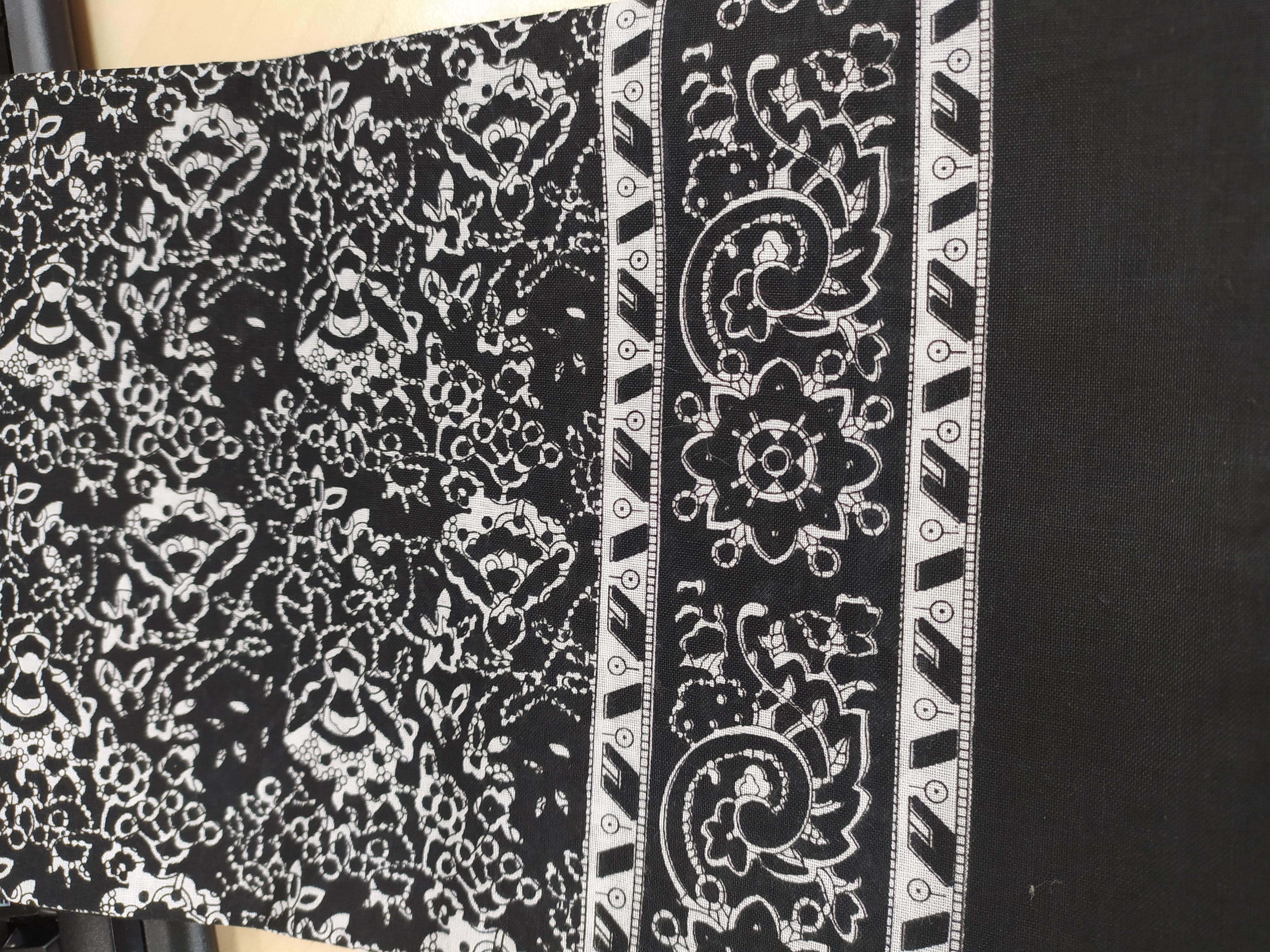 Bavlněný šátek 67 x 67 cm, černý reliéf