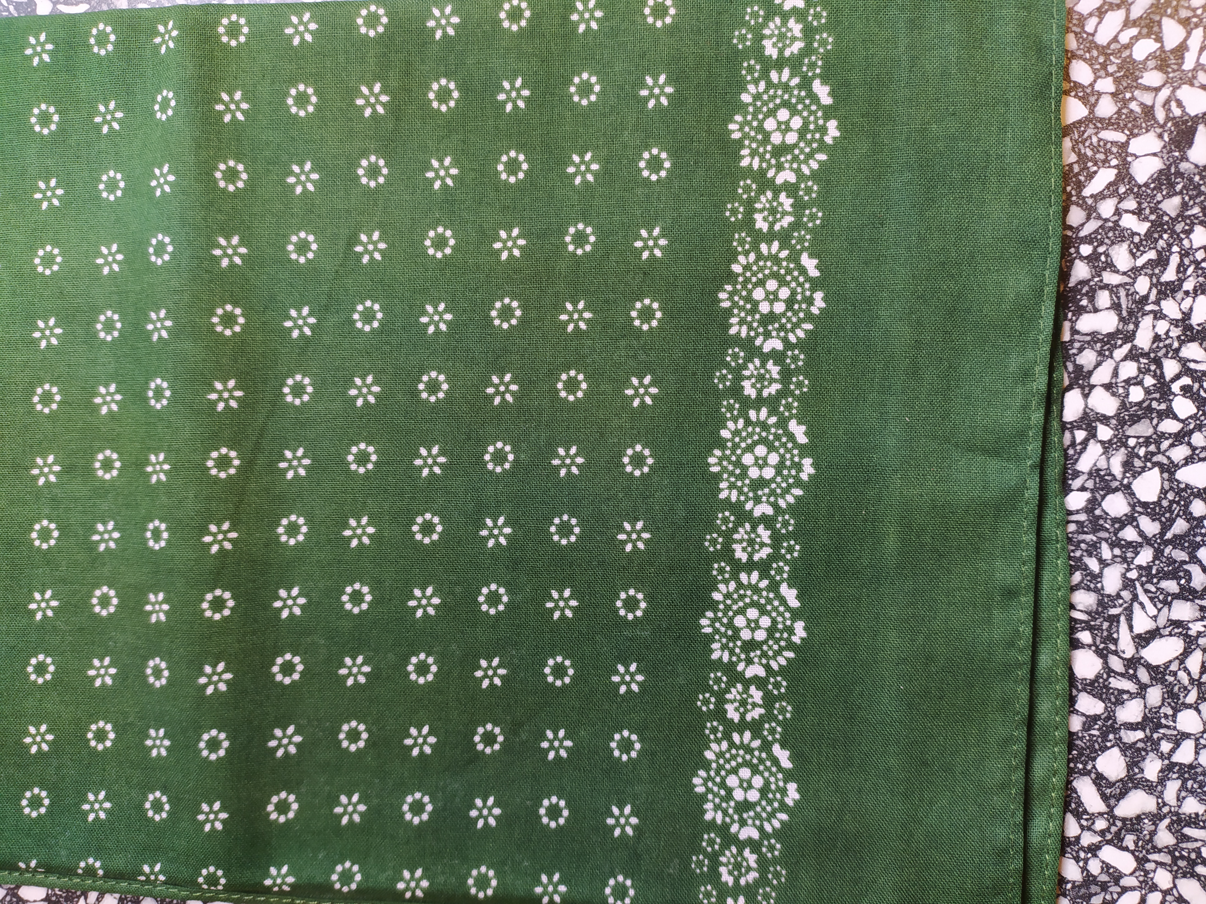 Bavlněný šátek 67 x 67 cm, kvítka zelenobílá