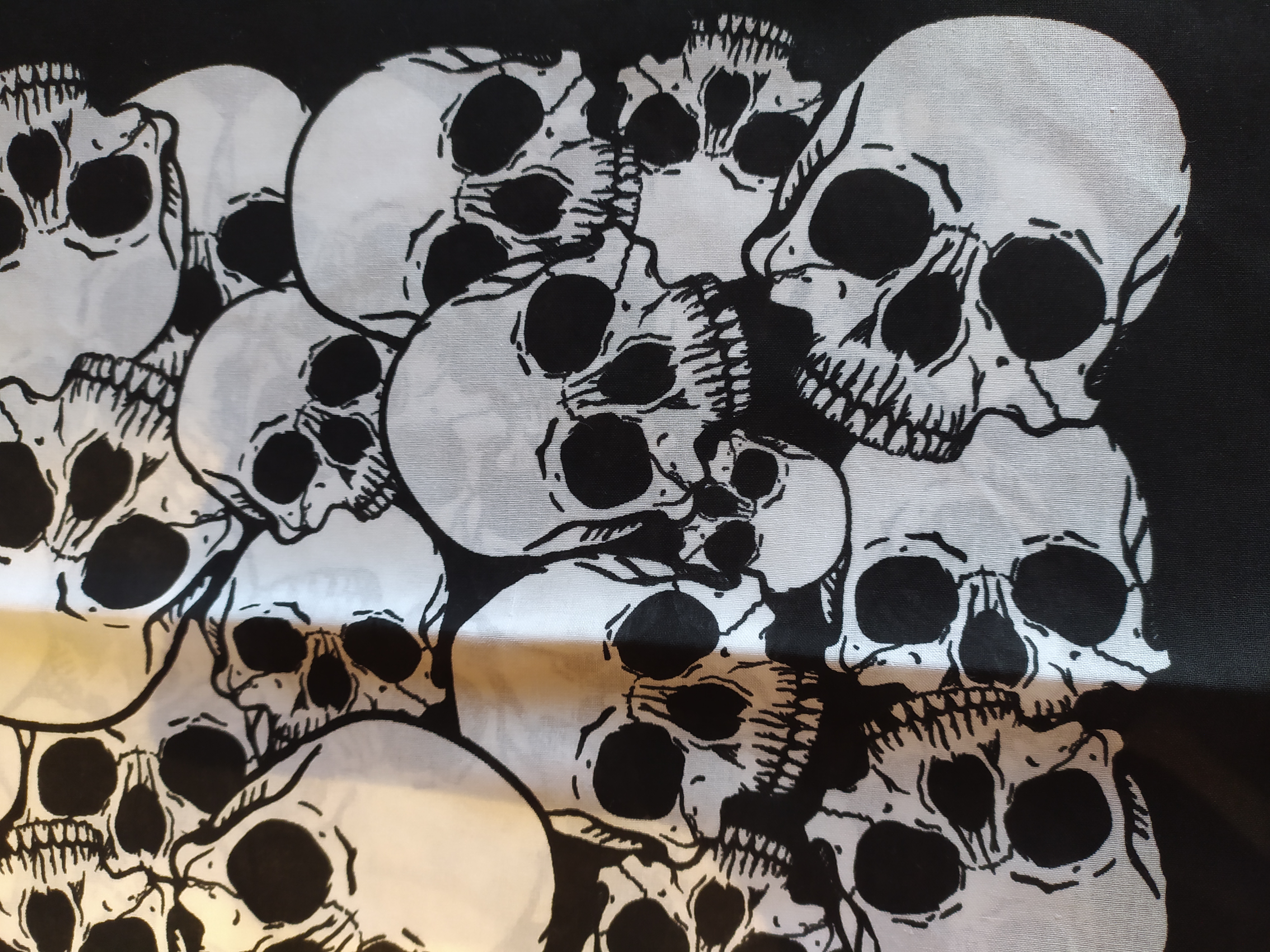 Bavlněný šátek 67 x 67 cm, lebky 1