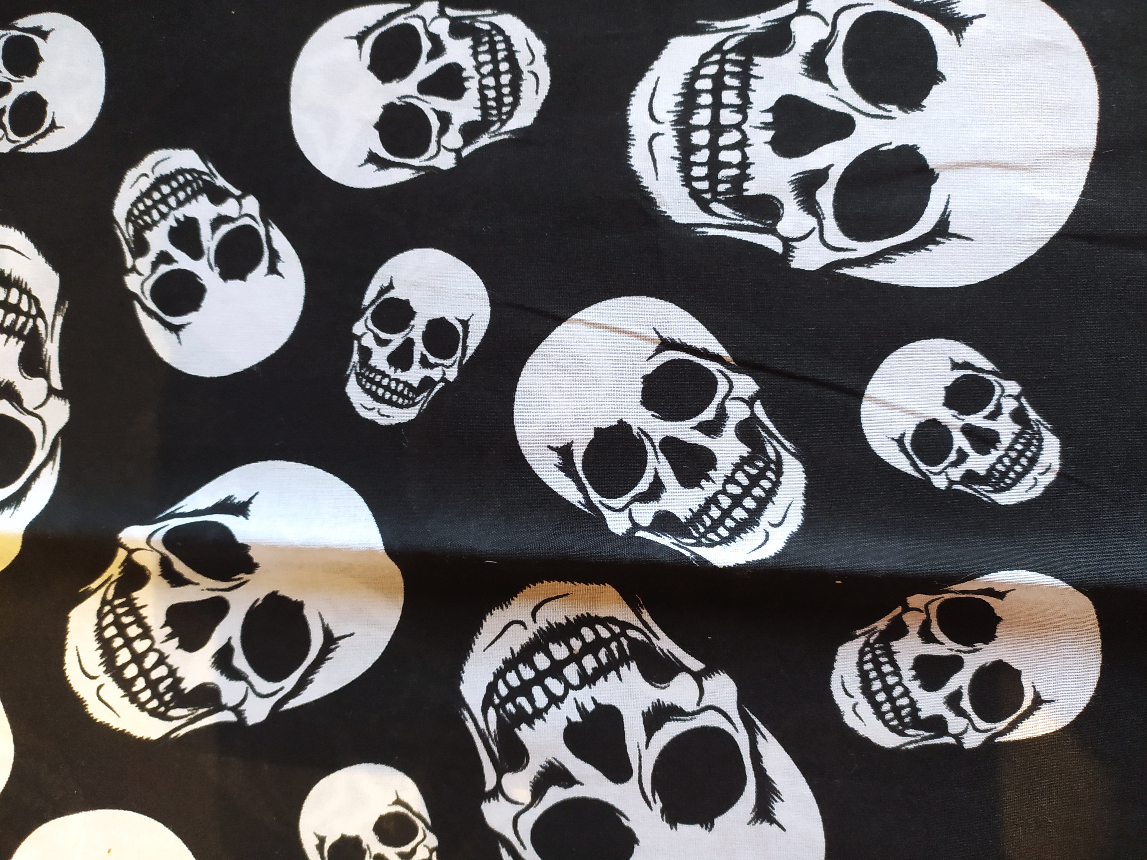 Bavlněný šátek 67 x 67 cm, lebky 2
