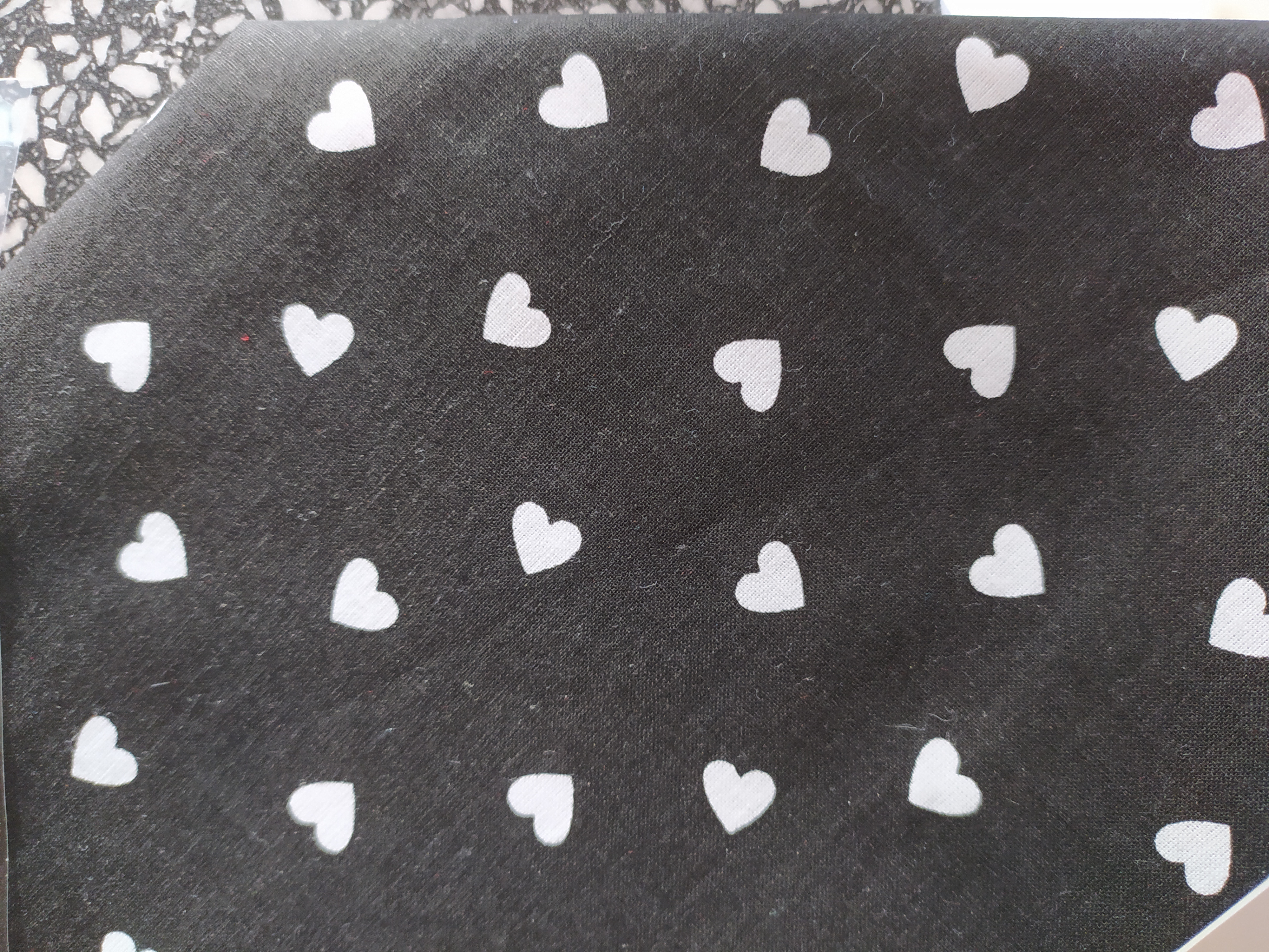 Bavlněný šátek 65 x 65 cm, bílá srdíčka na černé